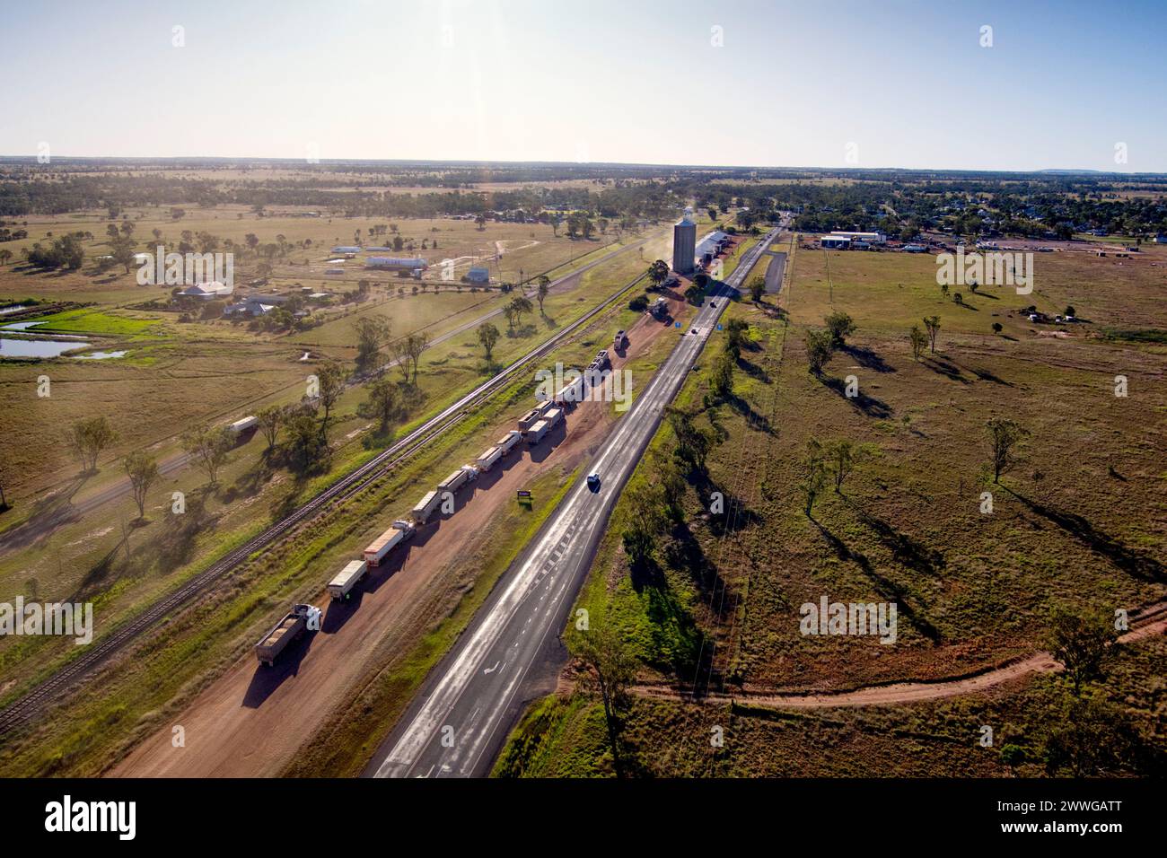 Aérien de camions en file d'attente apportant le blé récolté aux silos du dépôt GrainCorp Wallumbilla Queensland Australie Banque D'Images
