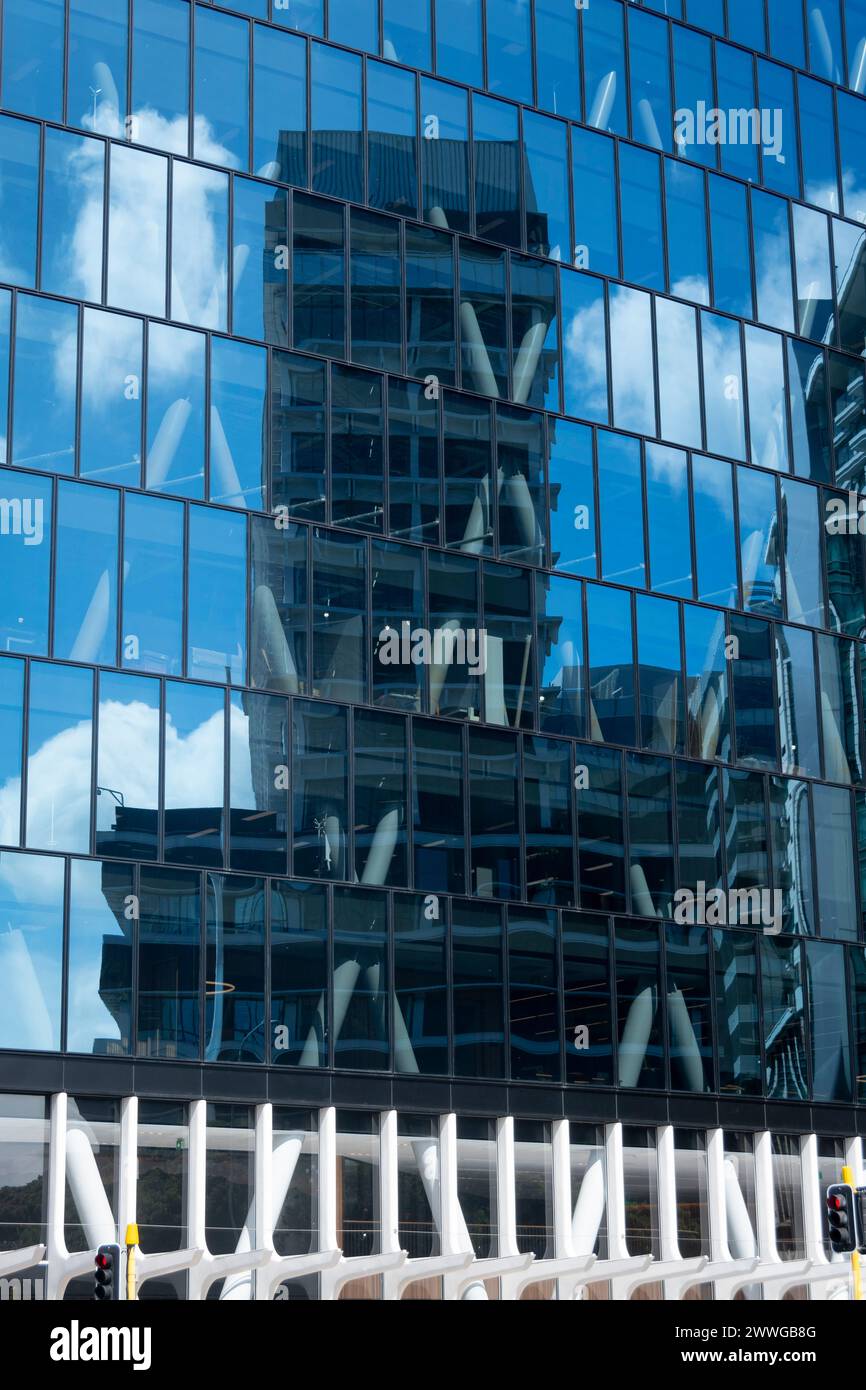 Immeubles de grande hauteur reflétés dans la façade de verre, Wellington, Île du Nord, Nouvelle-Zélande Banque D'Images