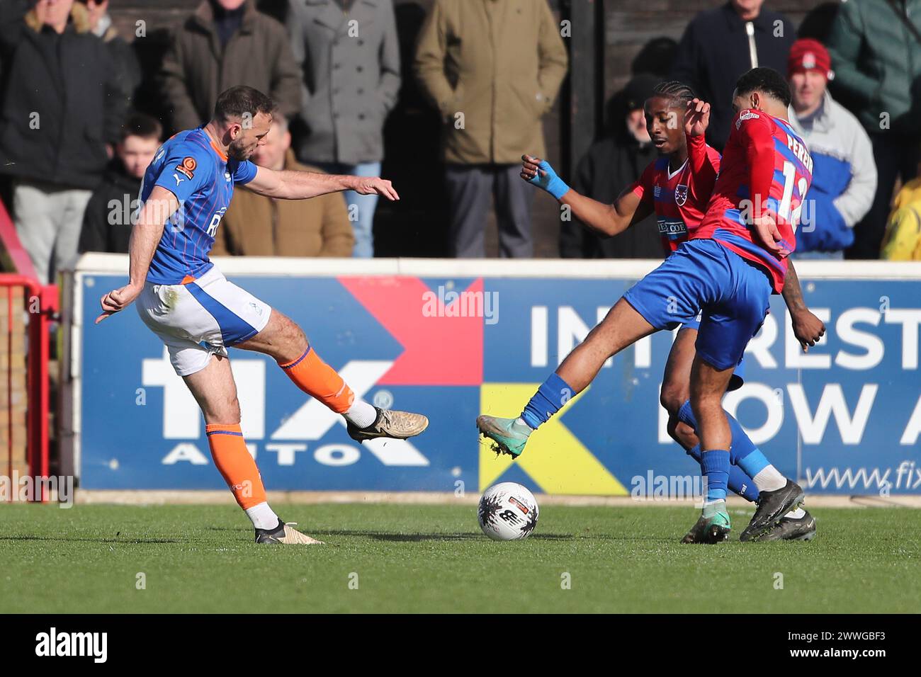 Dan Gardner d'Oldham Athletic se rapproche d'un but lors de Dagenham & Redbridge vs Oldham Athletic, Vanarama National League Football au Chigwell Banque D'Images