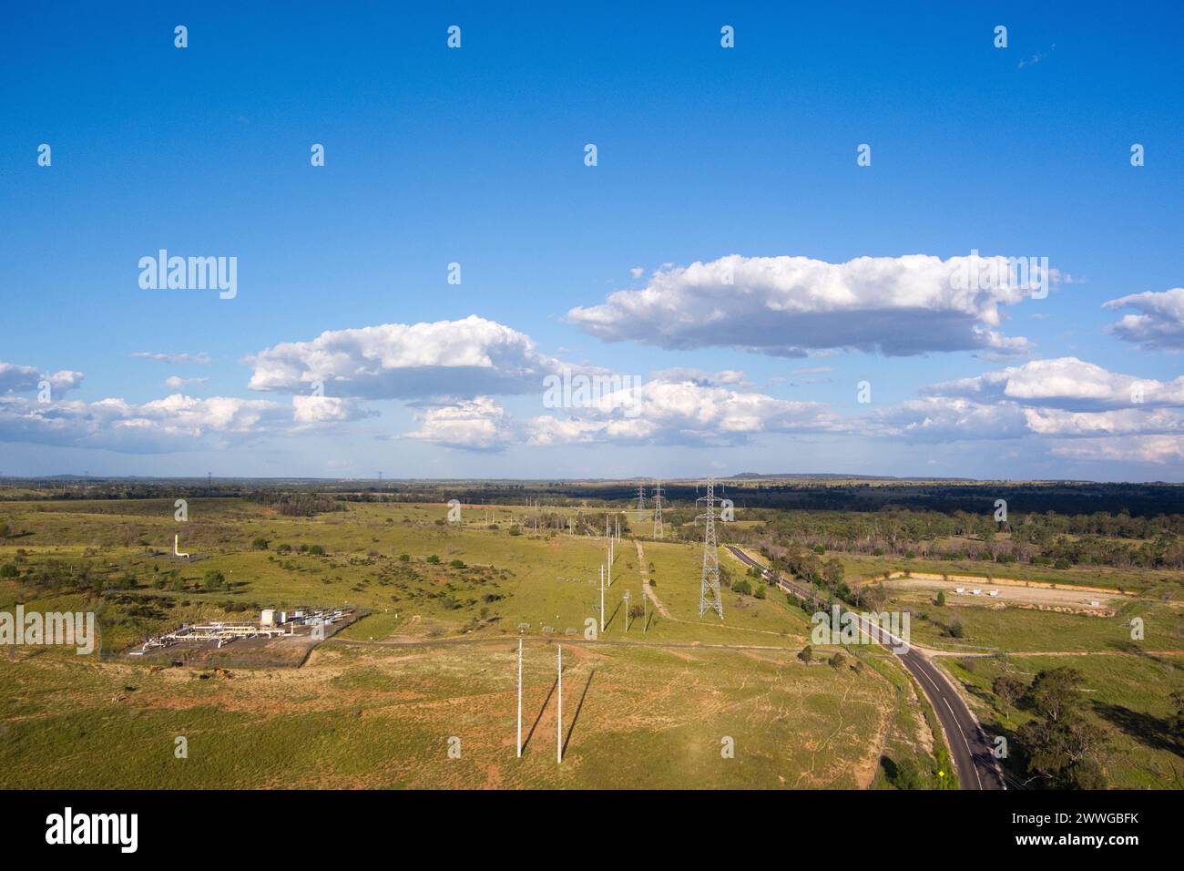 Aérien des puits de gaz de veine de charbon de SANTOS localité de Wallumbilla North dans la région de Maranoa, Queensland, Australie Banque D'Images