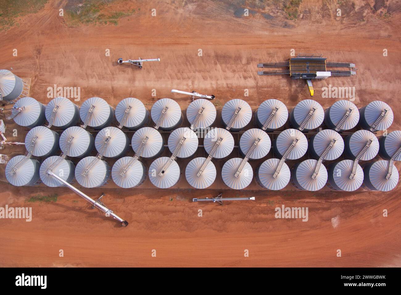 Vol aérien de silos de blé d'ensemencement à Graincorp Depot Miles Queensland Australie Banque D'Images