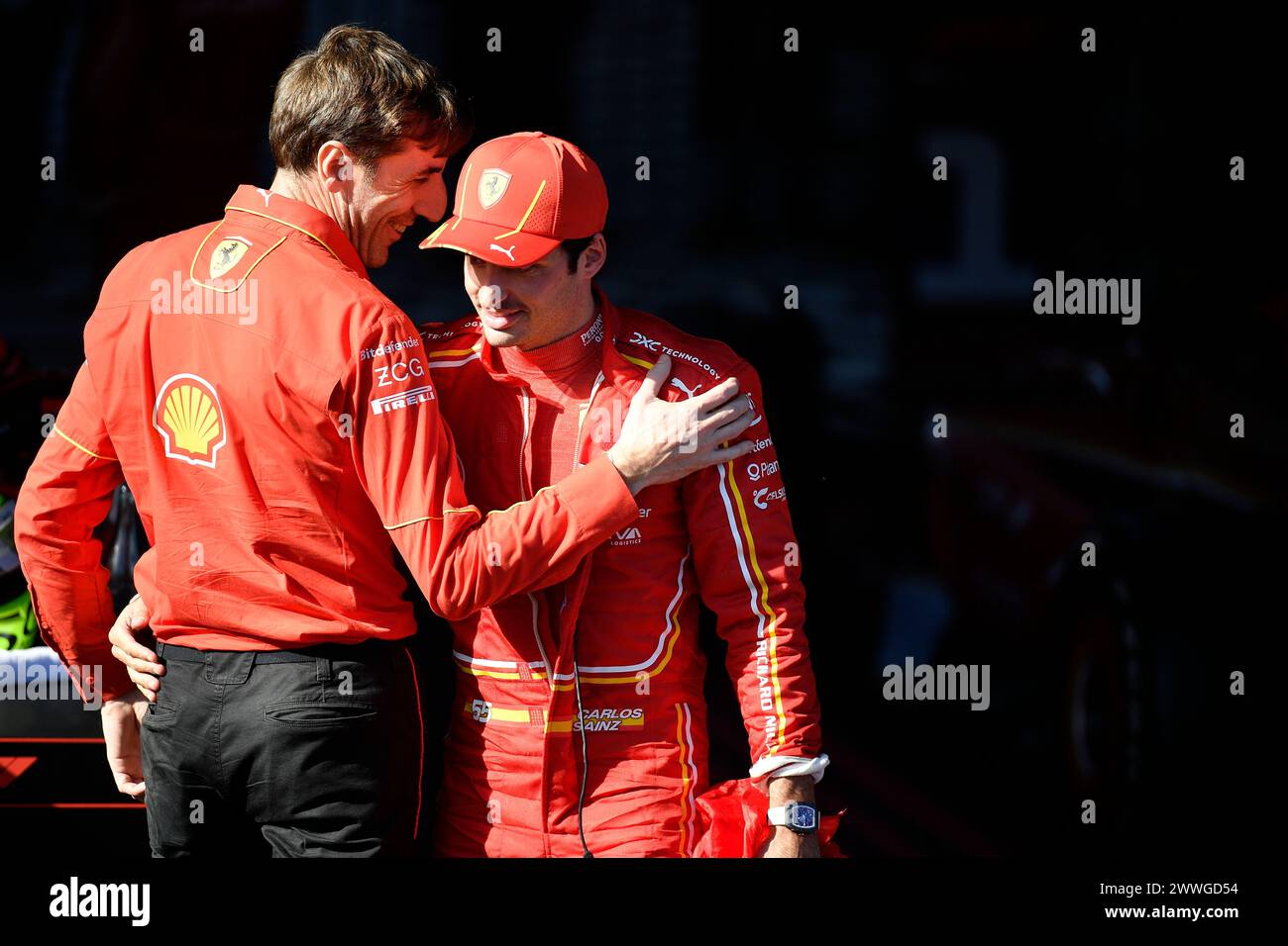 MELBOURNE, AUSTRALIE. 24 mars 2024. 55 Carlos Sainz Jr. (ESP) la Scuderia Ferrari est félicitée par un ingénieur de course de la Scuderia Ferrari suite à sa victoire au 3ème tour du Rolex Australian Grand Prix 2024 de formule 1 de la FIA du 22 au 24 mars à l'Albert Park Street circuit, Melbourne, Australie. Crédit : Karl Phillipson/Alamy Live News. Banque D'Images