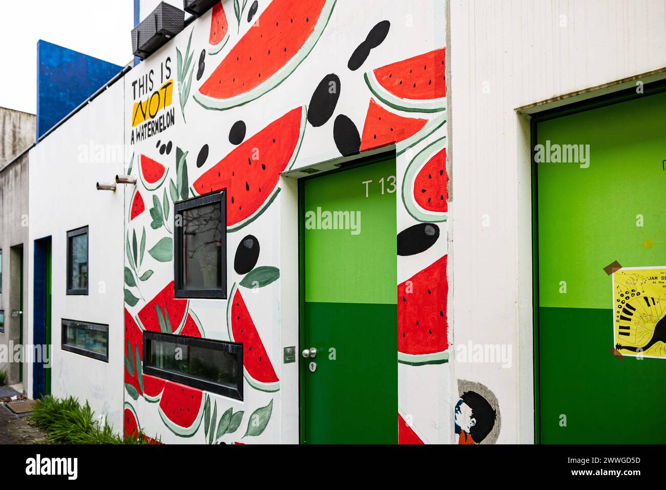 Munich, Allemagne. 23 mars 2024. Pastèque, olives, Palestine murale sur le mur des maisons du village olympique de Munich, Allemagne. (Photo de Alexander Pohl/Sipa USA) crédit : Sipa USA/Alamy Live News Banque D'Images