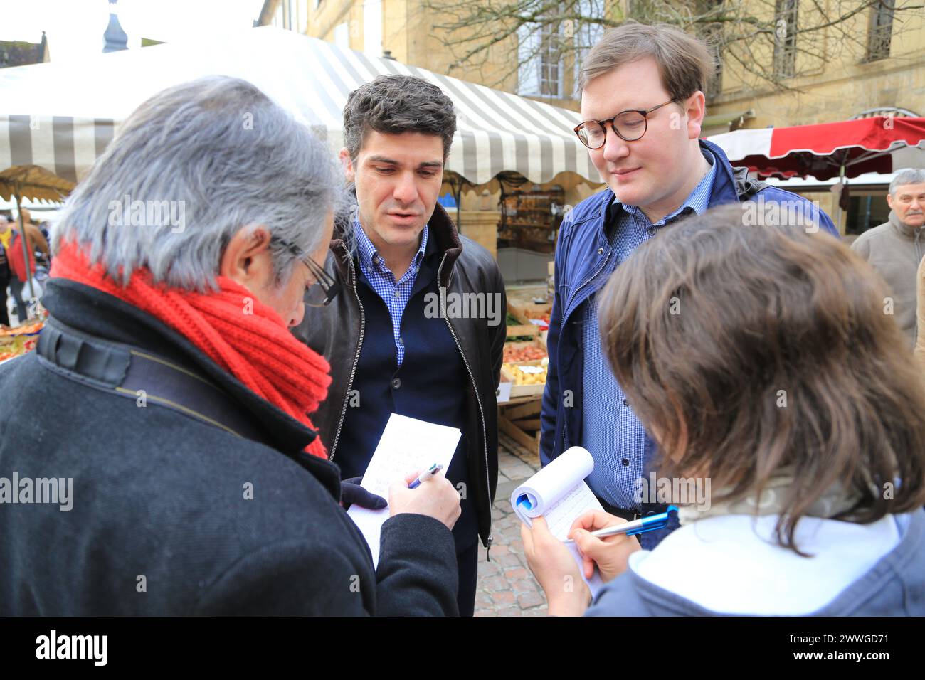 Aurélien Pradié, homme politique français « les Républicains », député du département du Lot, lors de la campagne électorale municipale à Sarlat en Périgord Noi Banque D'Images