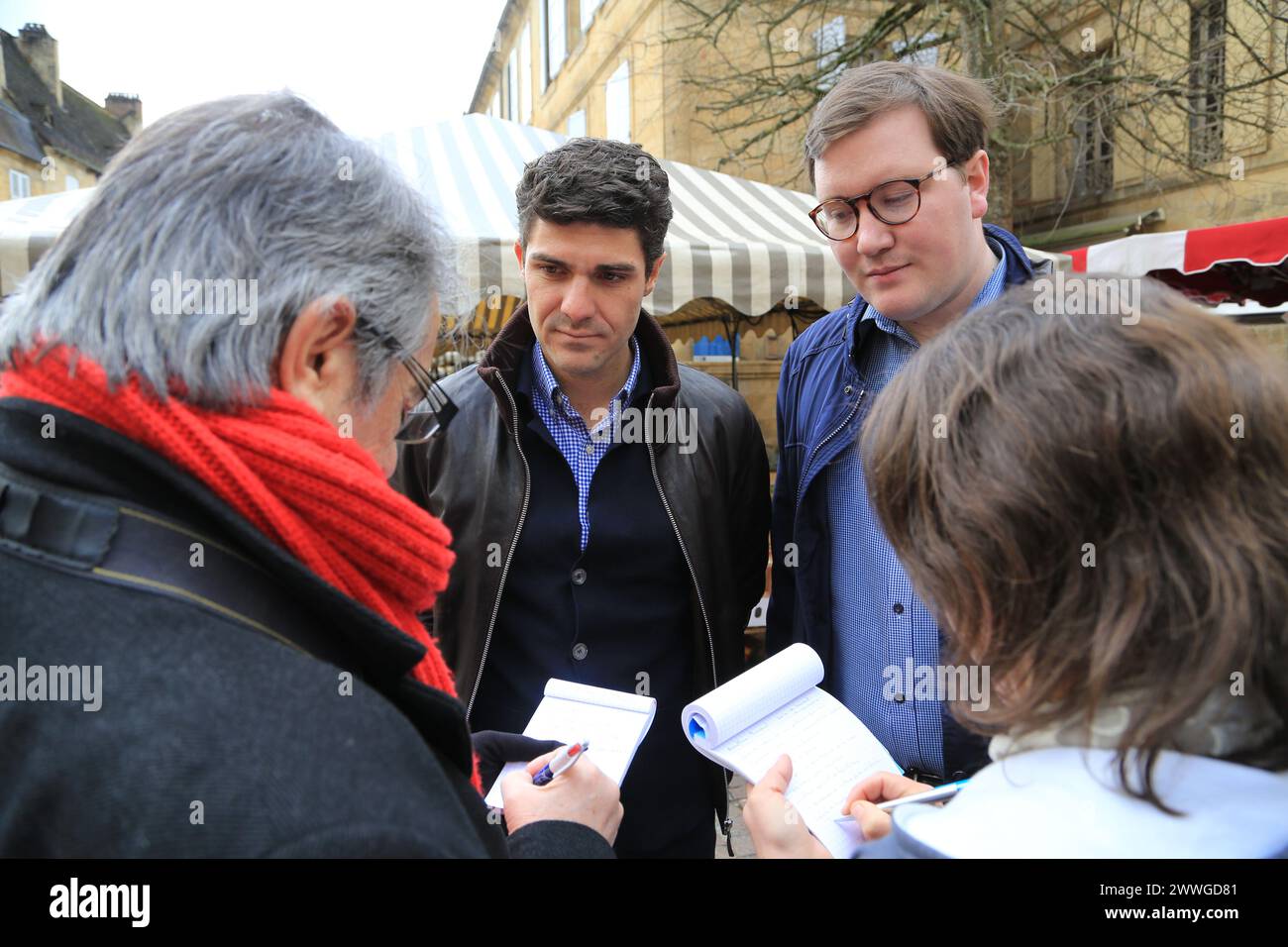 Aurélien Pradié, homme politique français « les Républicains », député du département du Lot, lors de la campagne électorale municipale à Sarlat en Périgord Noi Banque D'Images