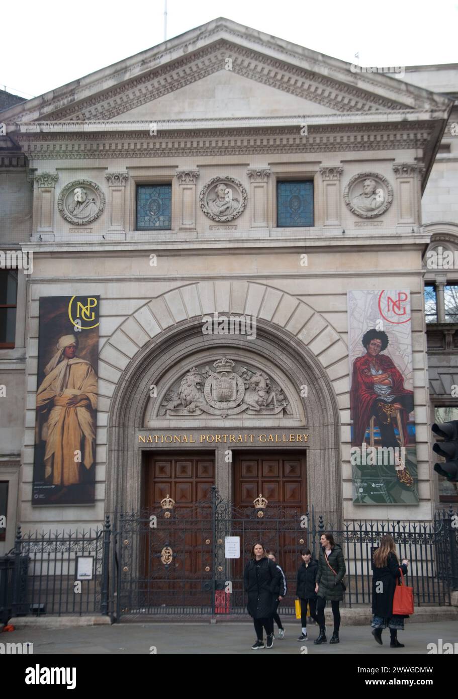 Entrée, National Portrait Gallery, St Martin's Lane, London's West-End, Londres, ROYAUME-UNI. Personnes devant l'entrée (fermée) Banque D'Images