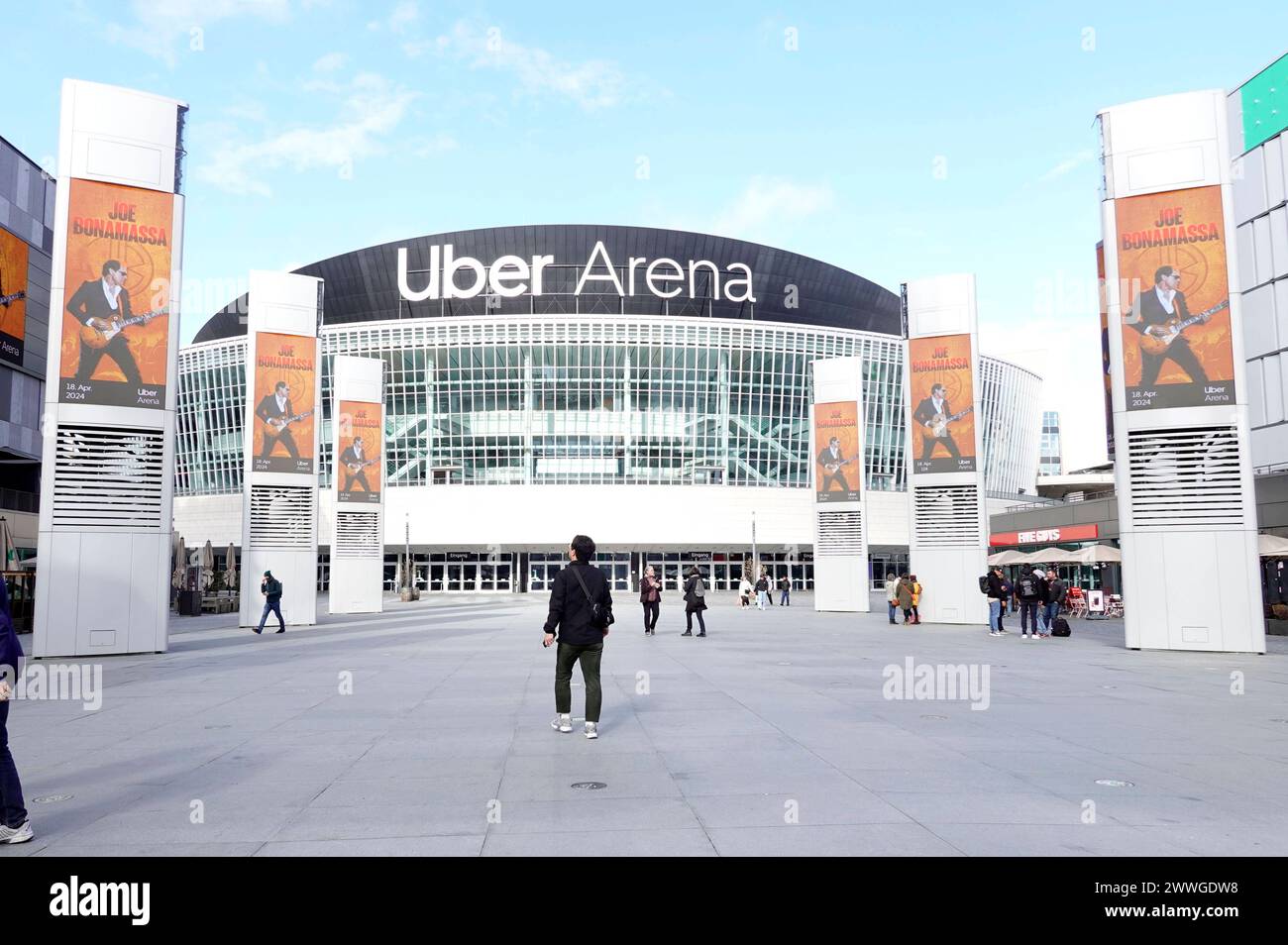 Neuer Schriftzug nach der Umbenennung der Mercedes-Benz Arena dans Uber Arena. IM September 2008 wurde die Mehrzweckhalle erstmals als o2-World eröffnet, mit 17,000 Plätzen ist es die größte Halle dieser Art in Berlin und die zweitgrößte Deutschlands. 2015 wechselte nom und Sponsor dann dans Mercedes-Benz-Arena. Berlin, 23.03.2024 *** Nouveau lettrage suite au changement de nom de la Mercedes Benz Arena en Uber Arena en septembre 2008, la salle polyvalente a été ouverte pour la première fois sous le nom o2 World, avec 17 000 places, c'est la plus grande salle de ce type à Berlin et la deuxième plus grande en Allemagne en 201 Banque D'Images