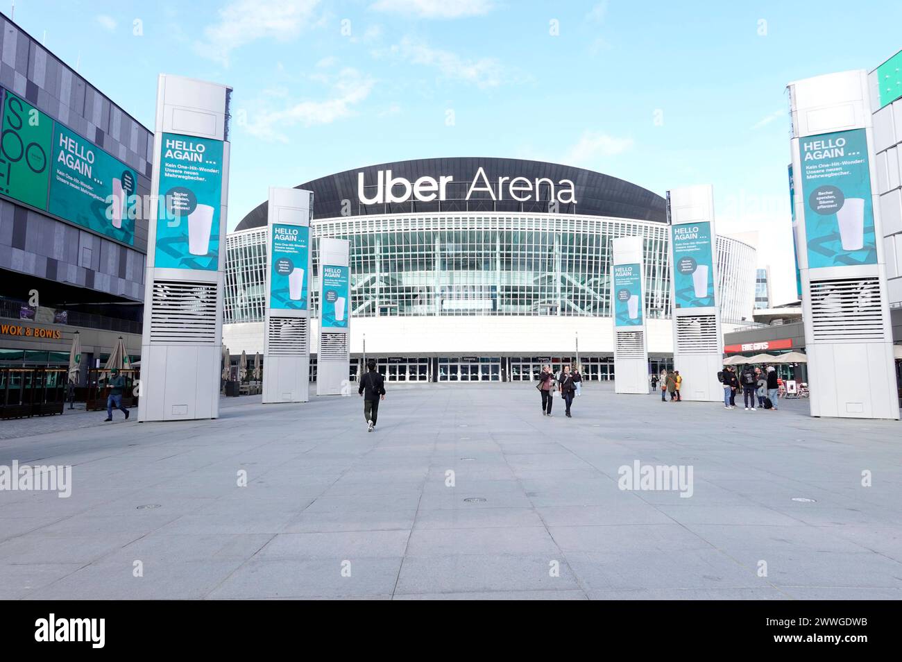 Neuer Schriftzug nach der Umbenennung der Mercedes-Benz Arena dans Uber Arena. IM September 2008 wurde die Mehrzweckhalle erstmals als o2-World eröffnet, mit 17,000 Plätzen ist es die größte Halle dieser Art in Berlin und die zweitgrößte Deutschlands. 2015 wechselte nom und Sponsor dann dans Mercedes-Benz-Arena. Berlin, 23.03.2024 *** Nouveau lettrage suite au changement de nom de la Mercedes Benz Arena en Uber Arena en septembre 2008, la salle polyvalente a été ouverte pour la première fois sous le nom o2 World, avec 17 000 places, c'est la plus grande salle de ce type à Berlin et la deuxième plus grande en Allemagne en 201 Banque D'Images