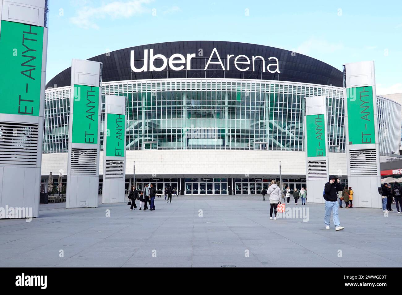 Neuer Schriftzug nach der Umbenennung der Mercedes-Benz Arena dans Uber Arena. IM September 2008 wurde die Mehrzweckhalle erstmals als o2-World eröffnet, mit 17,000 Plätzen ist es die größte Halle dieser Art in Berlin und die zweitgrößte Deutschlands. 2015 wechselte nom und Sponsor dann dans Mercedes-Benz-Arena. Berlin, 23.03.2024 *** Nouveau lettrage suite au changement de nom de la Mercedes Benz Arena en Uber Arena en septembre 2008, la salle polyvalente a été ouverte pour la première fois sous le nom o2 World, avec 17 000 places, c'est la plus grande salle de ce type à Berlin et la deuxième plus grande en Allemagne en 201 Banque D'Images