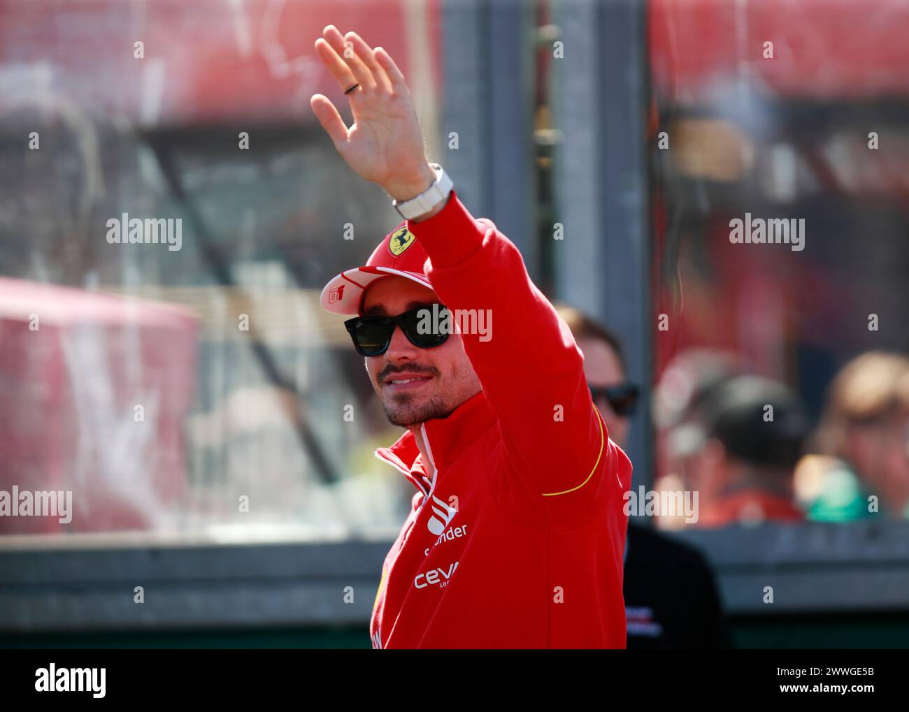 Melbourne, Australie. 24 mars 2024. Charles Leclerc de Monaco, de Ferrari, fait la vague devant les spectateurs lors du Grand Prix australien de formule 1 à Albert Park à Melbourne, en Australie, le 24 mars 2024. Crédit : ma Ping/Xinhua/Alamy Live News Banque D'Images