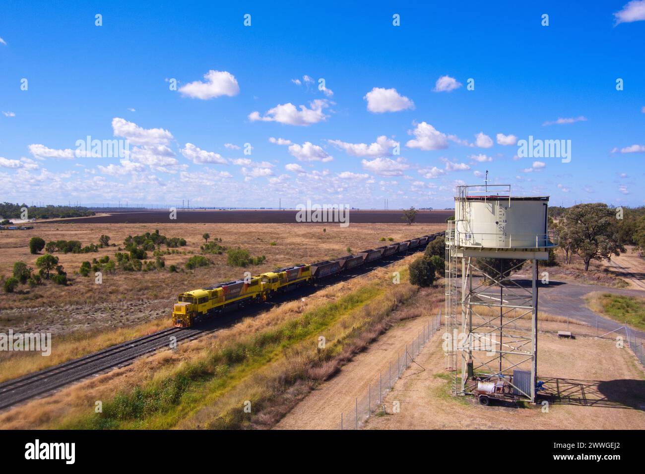 Avion d'un train de charbon vide passant par Warra sur le Darling Downs Queensland Australie Banque D'Images