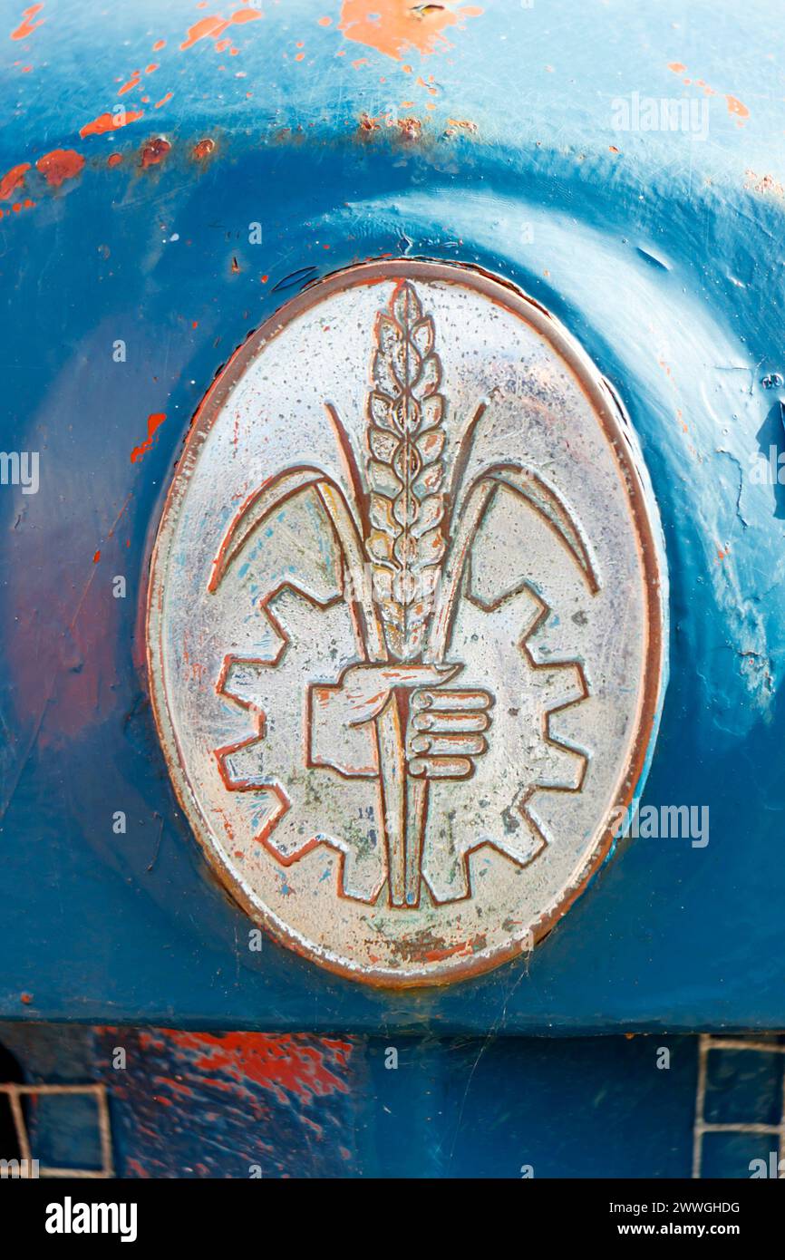 Gros plan de l'emblème fordson en métal sur le tracteur Fordson super Major bleu vintage chez Newbiggin by SEA Northumberland UK Banque D'Images