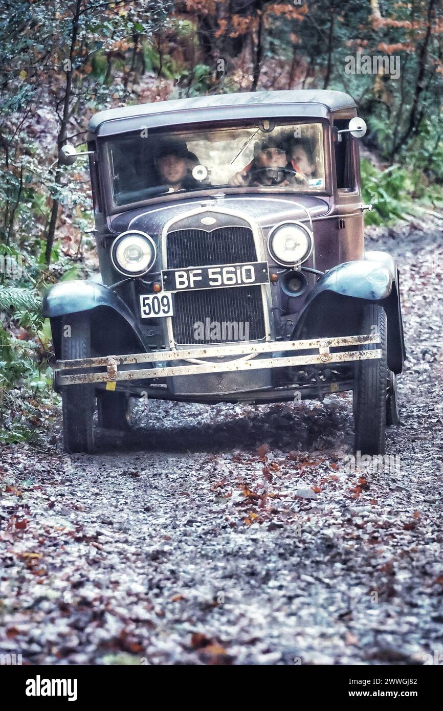 Pont de Fingle, Drewsteignton, Dartmoor, Devon, Royaume-Uni. 6 janvier 2024. Exeter Trial Fingle Hill Climb course d'endurance mettant en vedette des véhicules vintage et classiques sur des routes non goudronnées près du pont de Fingle, Dartmoor, Devon, Royaume-Uni. Crédit : Nidpor/Alamy Live News Banque D'Images