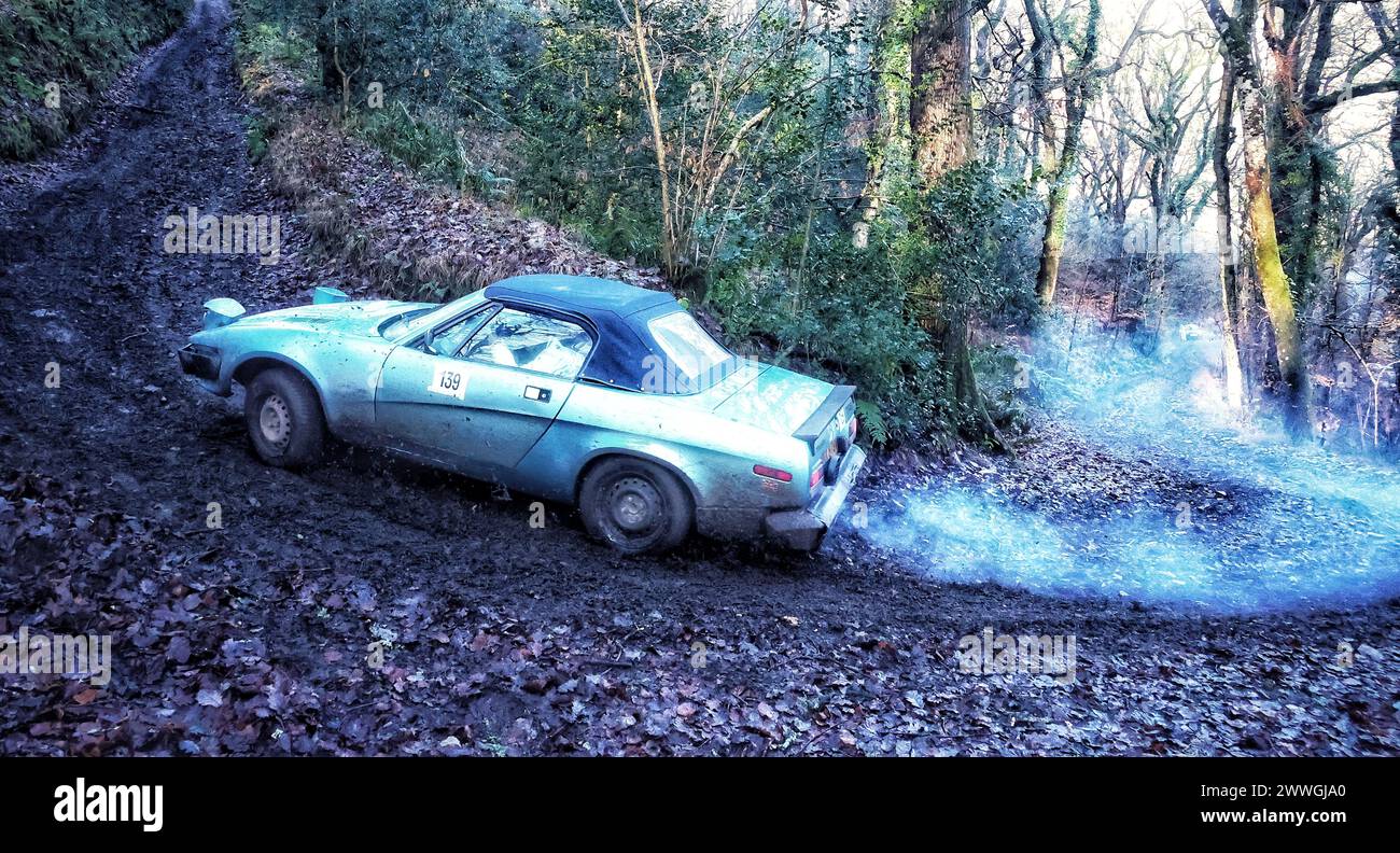 Pont de Fingle, Drewsteignton, Dartmoor, Devon, Royaume-Uni. 6 janvier 2024. Exeter Trial Fingle Hill Climb course d'endurance mettant en vedette des véhicules vintage et classiques sur des routes non goudronnées près du pont de Fingle, Dartmoor, Devon, Royaume-Uni. Crédit : Nidpor/Alamy Live News Banque D'Images