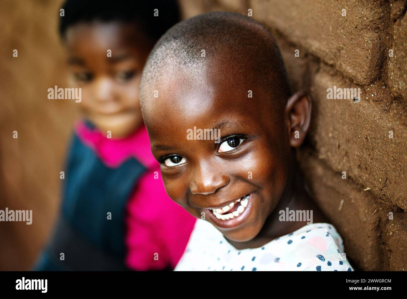 Enfants locaux dans les régions sujettes aux inondations autour du lac Chilwa, dans le district de Machinga au Malawi. Date de la photo : mardi 5 mars 2024. Banque D'Images