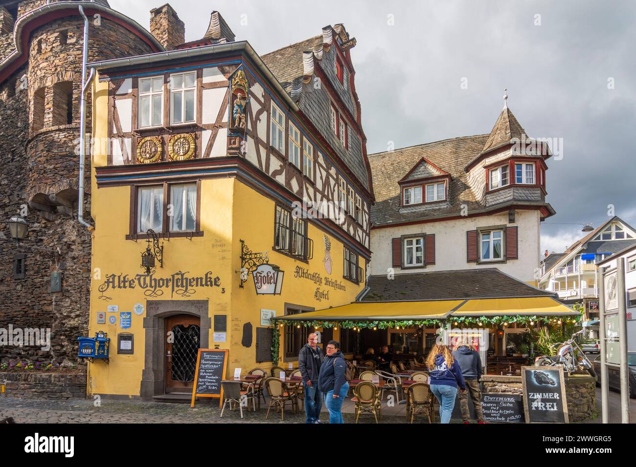 Cochem : vieille ville, porte de la ville Enderttor, restaurant à Moselle, Rhénanie-Palatinat, Allemagne Banque D'Images