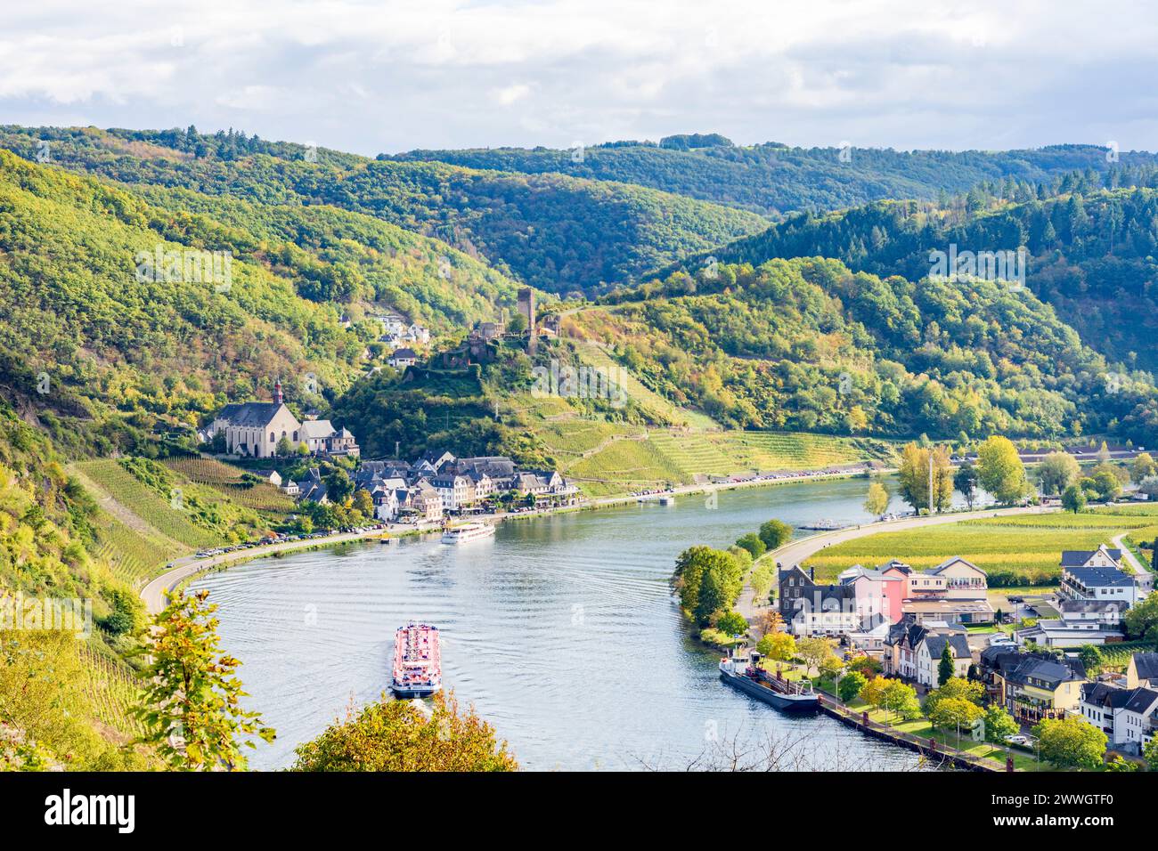 Beilstein : river Moselle (Moselle), cargo ship, ferry, Saint Joseph’s Catholic Parish Church (Pfarrkirche) Joseph) et le monastère des Carmélites , Beilstei Banque D'Images