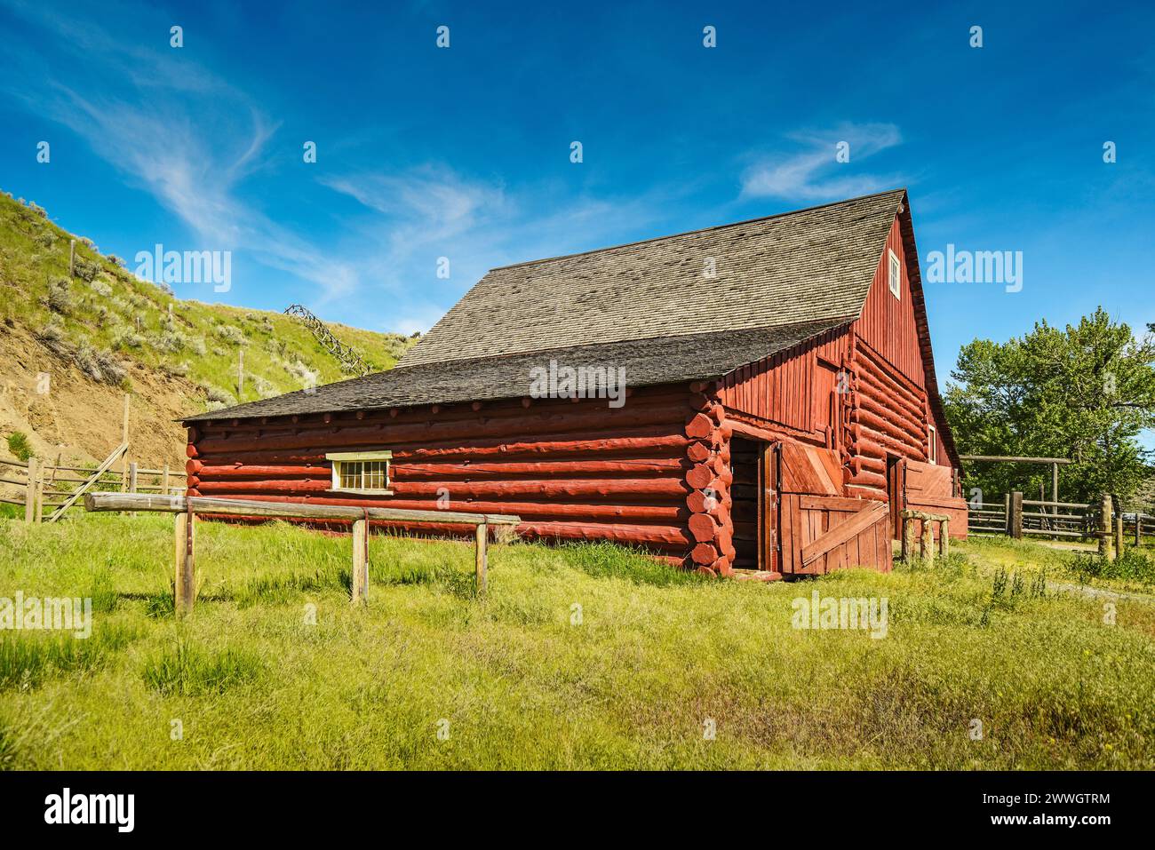 Vieille grange rouge sous le ciel bleu, Canada Banque D'Images