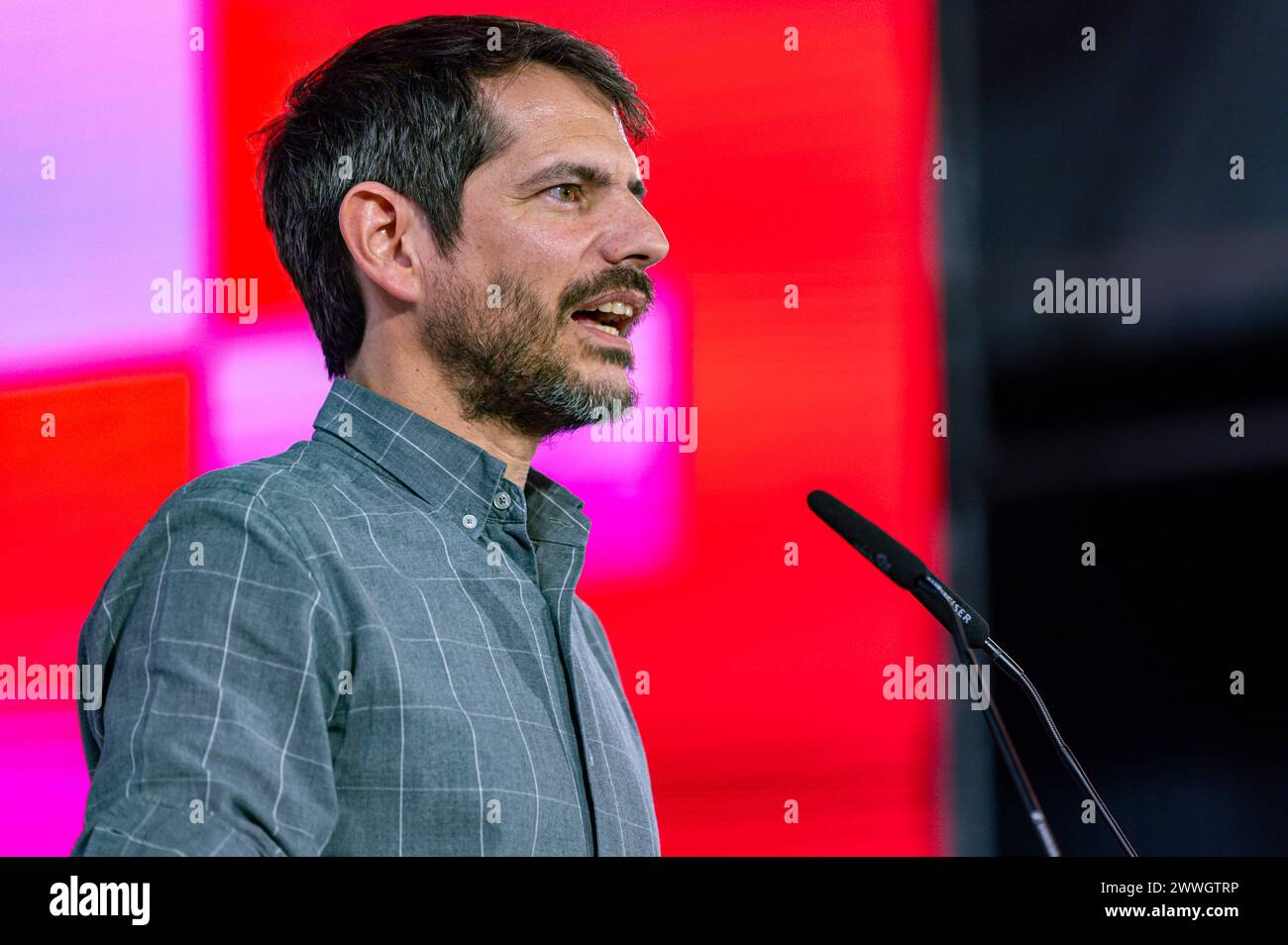 Madrid, Espagne. 23 mars 2024. Ernest Urtasun, ministre espagnol de la culture, vu parler lors de l'Assemblée du parti politique espagnol de gauche Sumar célébré au centre d'événements la Nave de Villaverde à Madrid. Crédit : SOPA images Limited/Alamy Live News Banque D'Images