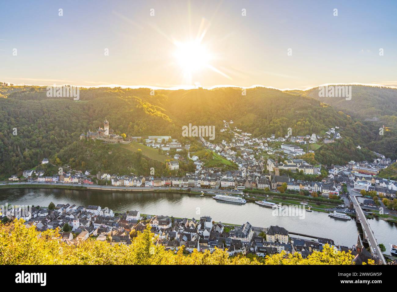Cochem : Mosel (Moselle), Reichsburg Château de Cochem, vieille ville, navires à passagers à Moselle, Rhénanie-Palatinat, Allemagne Banque D'Images