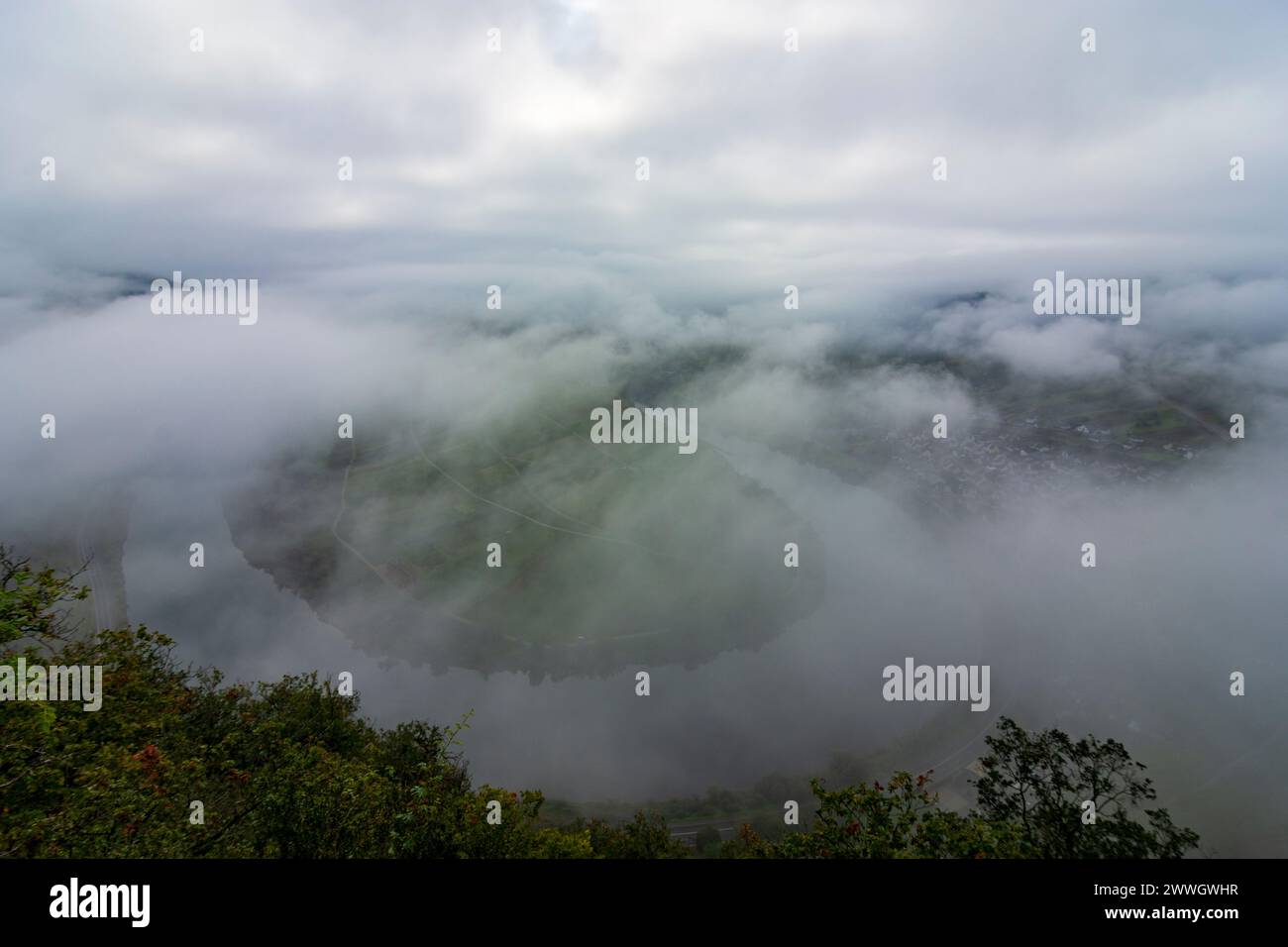 Brême : Moselle, boucle de Moselle, brume à Moselle, Rhénanie-Palatinat, Rhénanie-Palatinat, Allemagne Banque D'Images