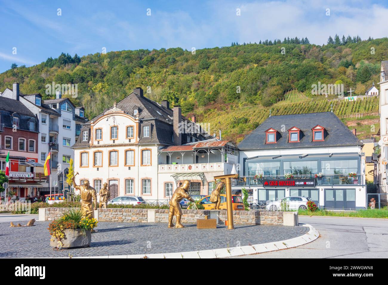 Alf : rond-point avec sculptures de l'artiste Turgut Gül à Moselle, Rhénanie-Palatinat, Allemagne Banque D'Images