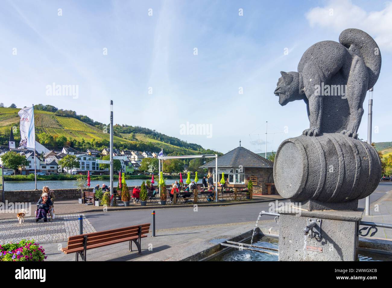 Zell : rivière Moselle (Moselle), restaurant à la promenade Moselpromenade, sculpture du « chat noir » à Moselle, Rhénanie-Palatinat, Ger Banque D'Images