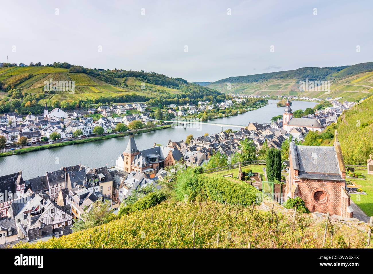 Zell : rivière Moselle (Moselle), ville Zell, église équipée Peter in Moselle, Rhénanie-Palatinat, Rhénanie-Palatinat, Allemagne Banque D'Images