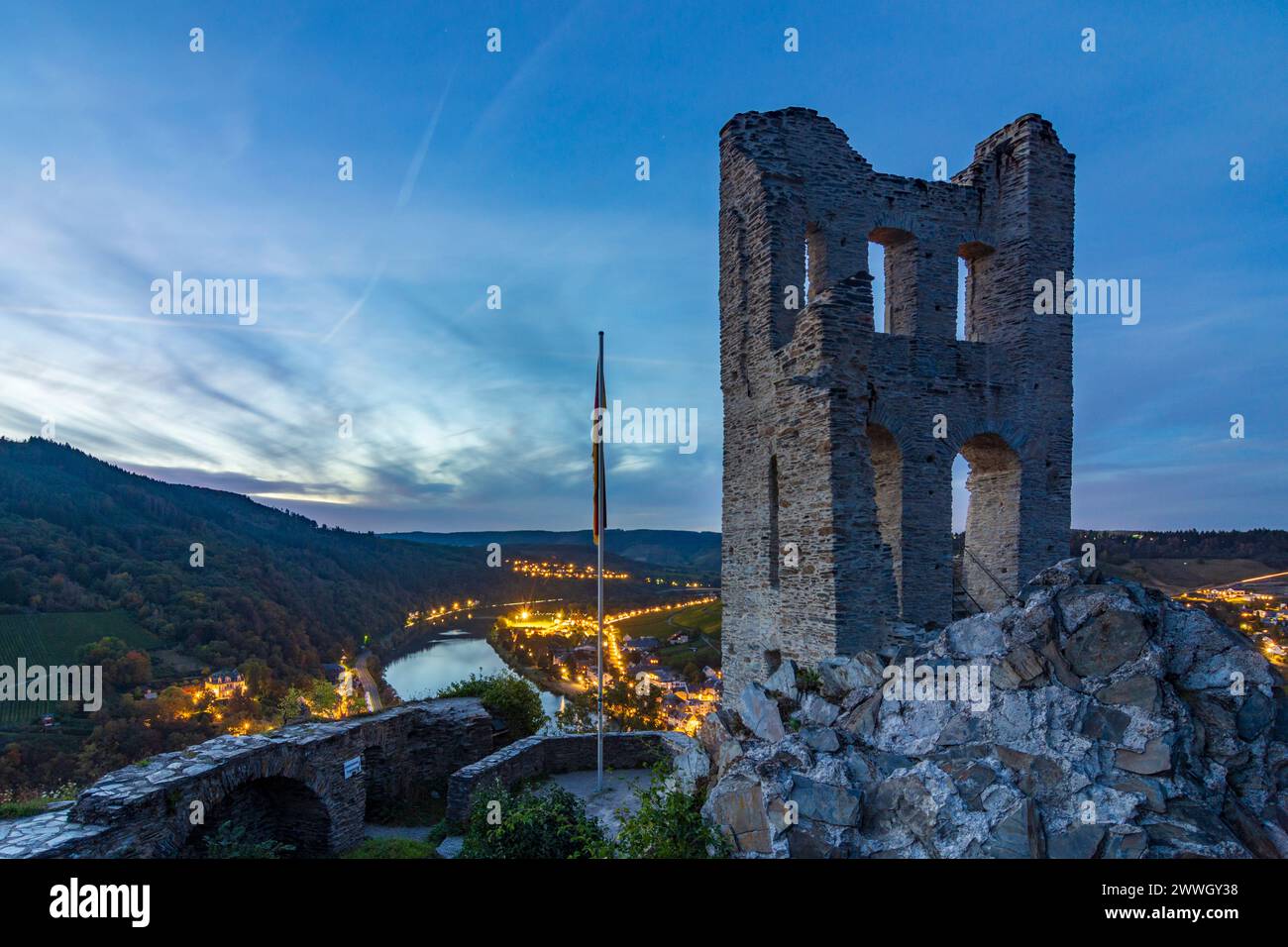 Traben-Trarbach : Château de Grevenburg, rivière Moselle (Moselle), ville Traben-Trarbach dans Moselle, Rhénanie-Palatinat, Allemagne Banque D'Images