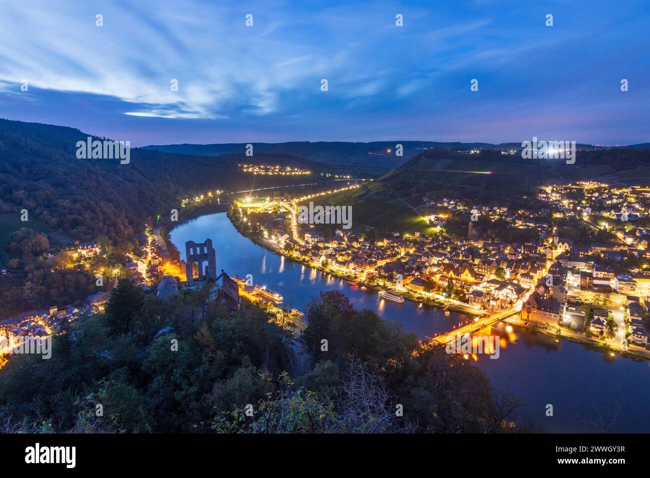 Traben-Trarbach : château de Grevenburg, Moselle (Moselle), ville Traben-Trarbach, navires à passagers à Moselle, Rhénanie-Palatinat, germe Banque D'Images