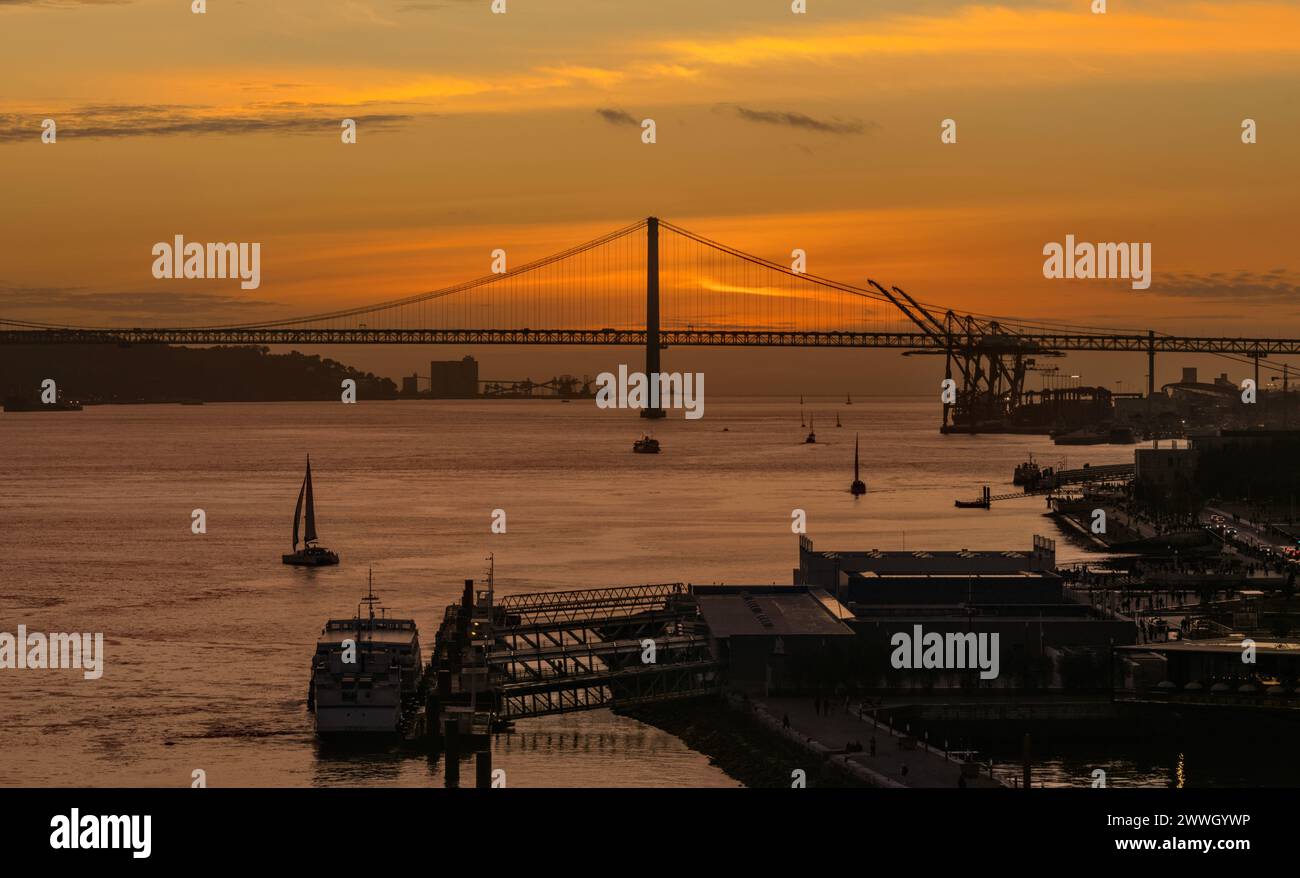 25 Pont de Abril, Lisbonne, Portugal au coucher du soleil Banque D'Images