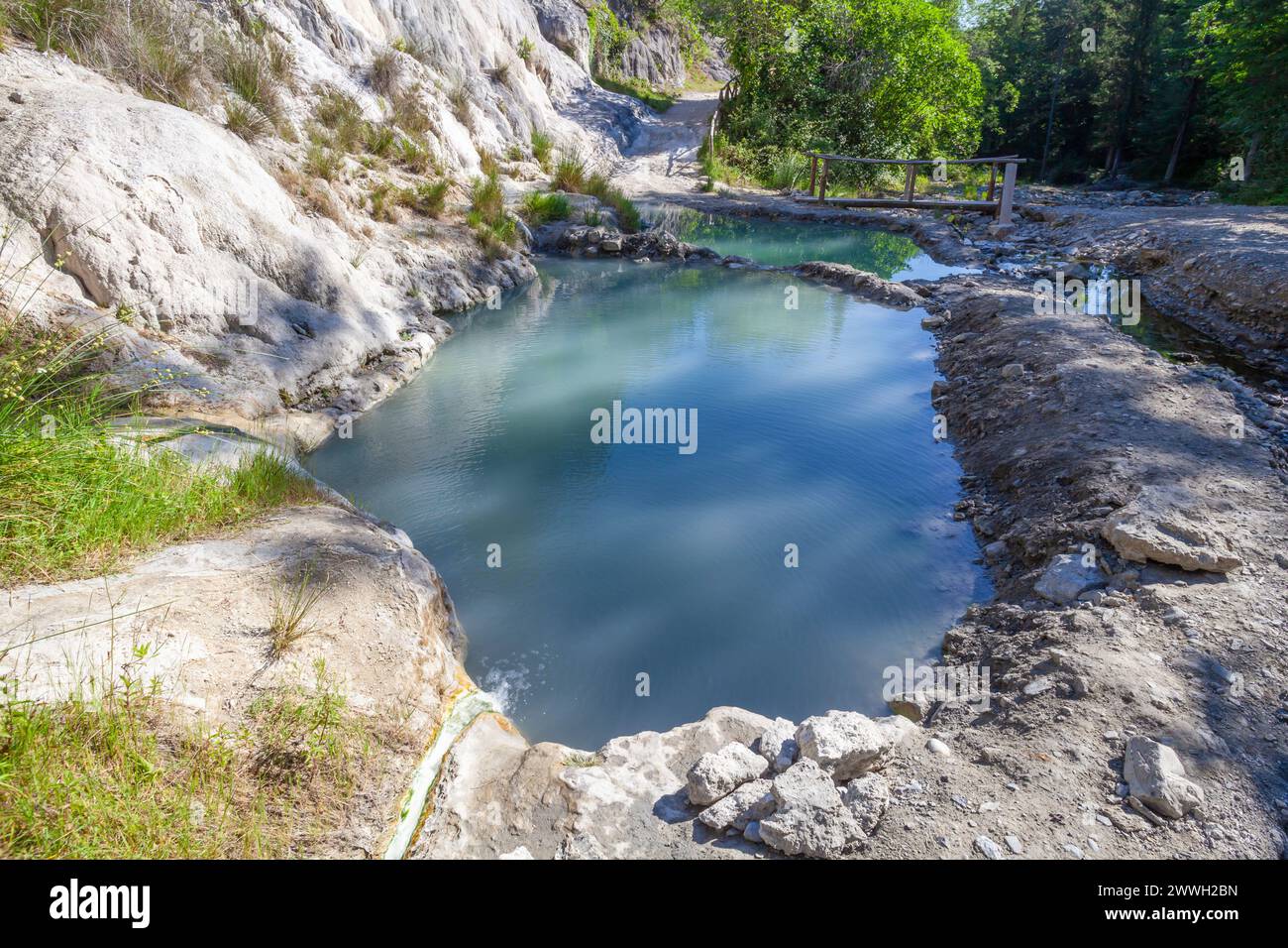 Piscine naturelle Bagni San Filippo avec eau turquoise et roches blanches en Toscane, Italie Banque D'Images