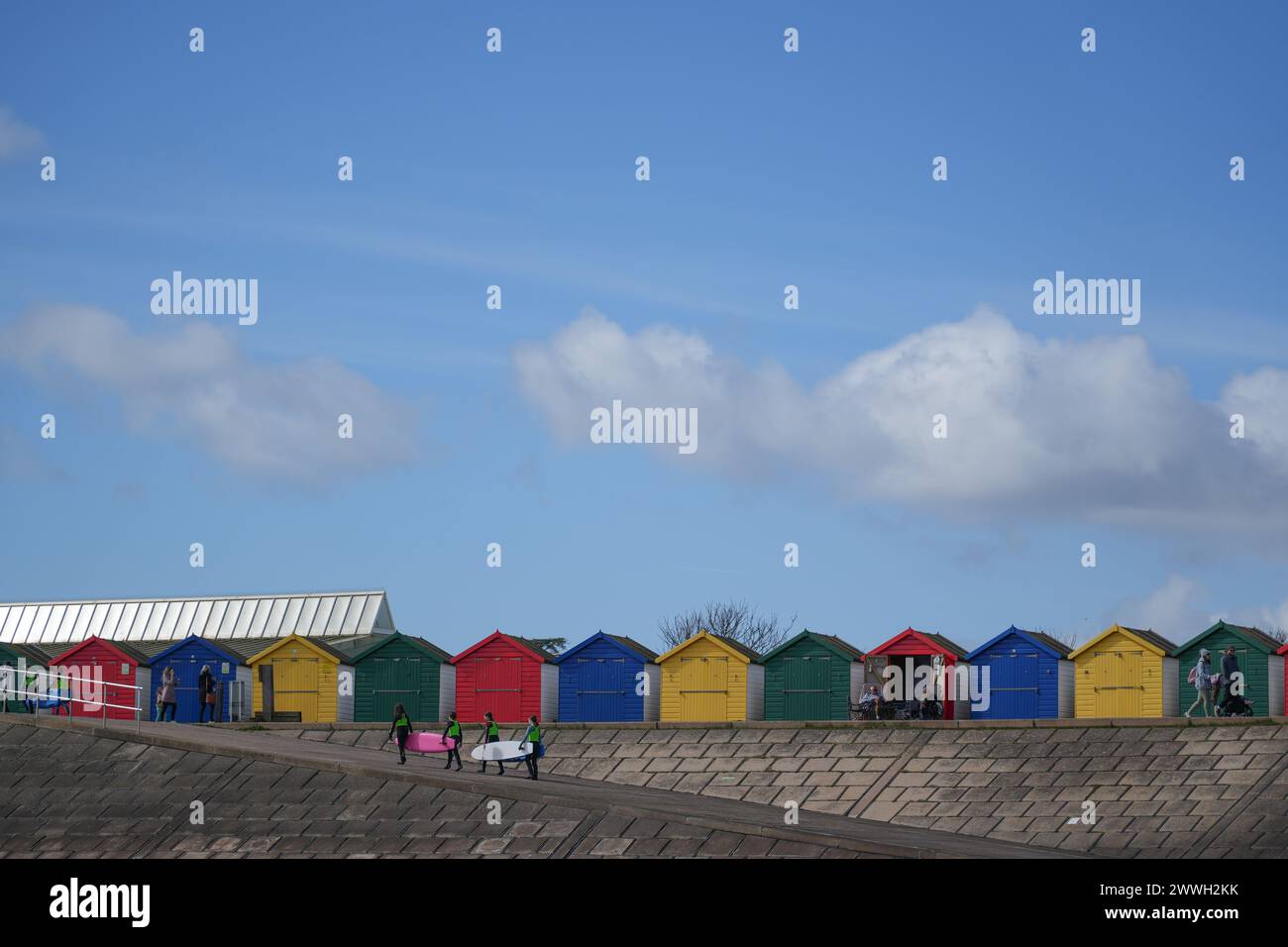 Dawlish Warren, Devon, Royaume-Uni. 24 mars 2024. Météo britannique. Les gens profitaient au maximum d'une matinée sèche et ensoleillée sur le front de mer à Dawlish Warren ce matin. Crédit Simon Maycock / Alamy Live News. Banque D'Images