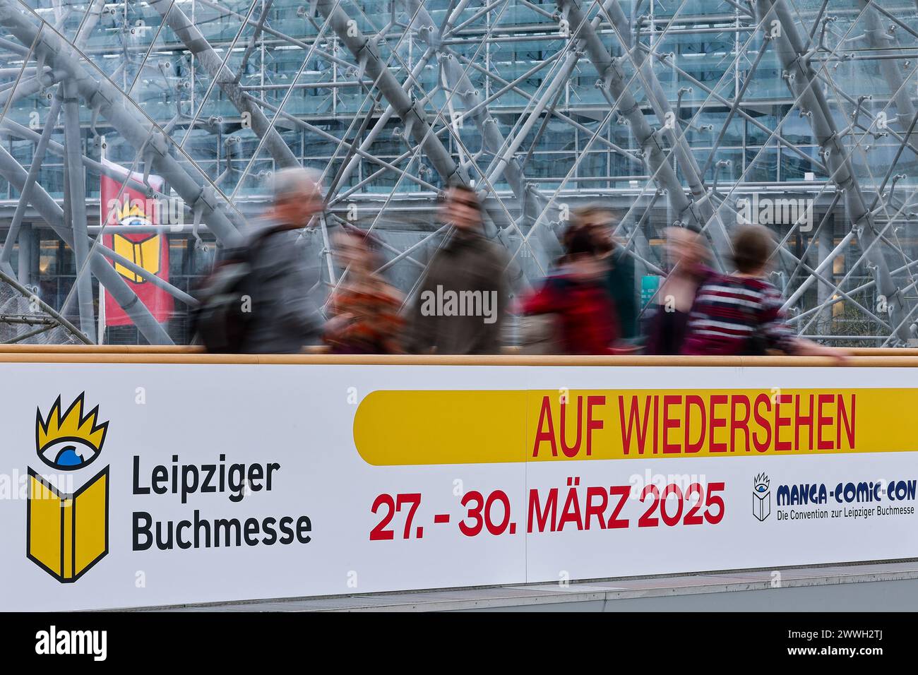 Leipzig, Allemagne. 24 mars 2024. Les visiteurs passent devant un panneau « au revoir » à la foire du livre de Leipzig. Plus de 2000 exposants de 40 pays ont présenté leurs nouveaux produits lors de la réunion de printemps de l'industrie du livre. Crédit : Jan Woitas/dpa/Alamy Live News Banque D'Images