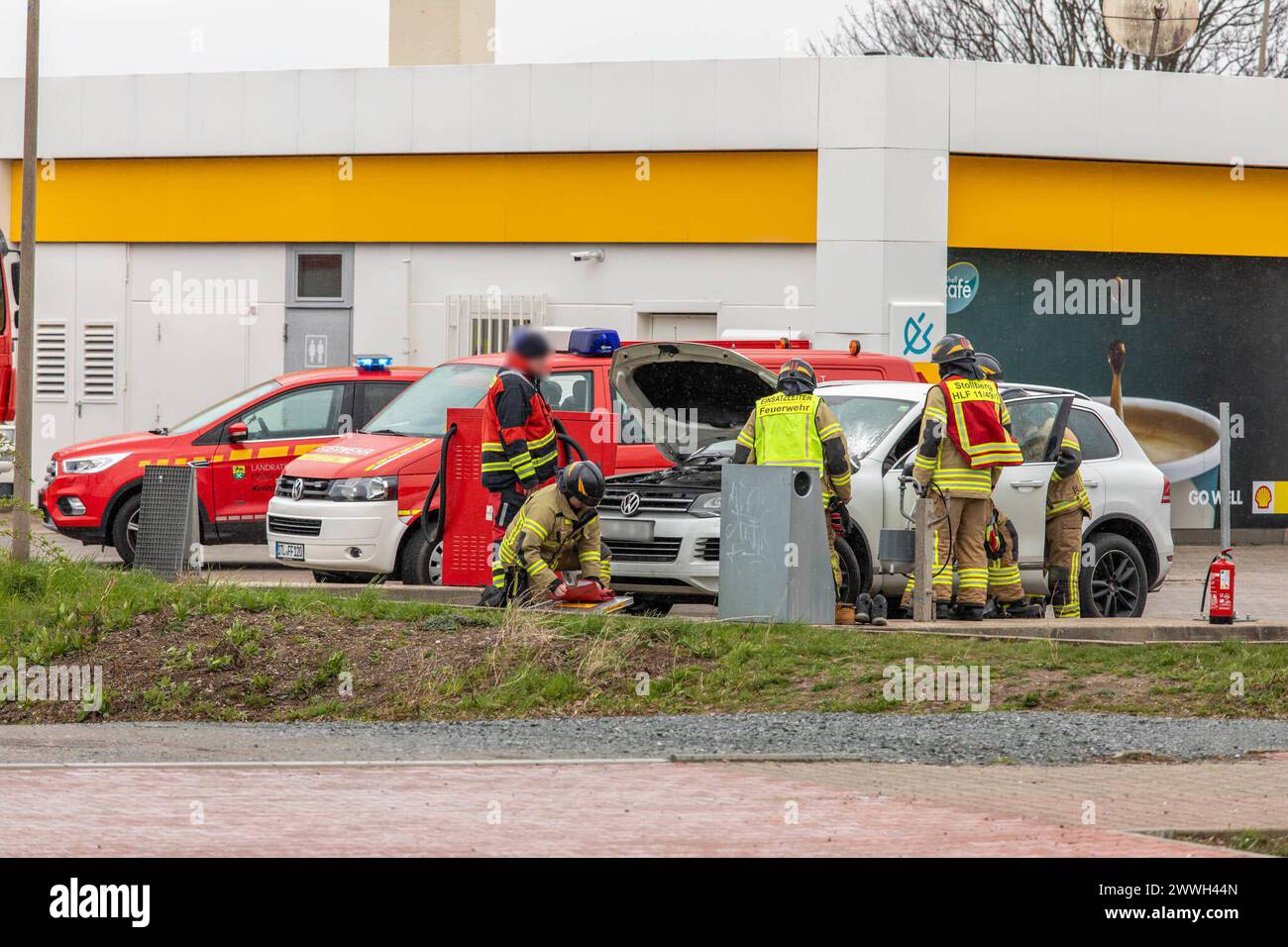 240324PKWBrand News ID : en 2024-03-24-02 PKW Brand unter Tankstelle technischer Defekt am PKW sorgt für Feuerwehreinsatz Stollberg. Einsatzkräfte der Feuerwehr sind am Sonntagmittag zu einem PKW Brand an einer Tankstelle ausgerückt. Der Brand ereignete sich gegen 11:00 Uhr an einer Tankstelle in der Auer Straße. während des Tankvorganges bemerkte der Fahrer, Rauch aus dem Motorraum seines VW. Der Fahrer fuhr seinen Wagen schnell von der Zapfsäule weg und löschte den Brand am PKW mit einem Feuerlöscher. DAS TankstellenPersonal unterstützte ihn dabei. BEI Ankunft der Kameraden, War der Brand im Banque D'Images