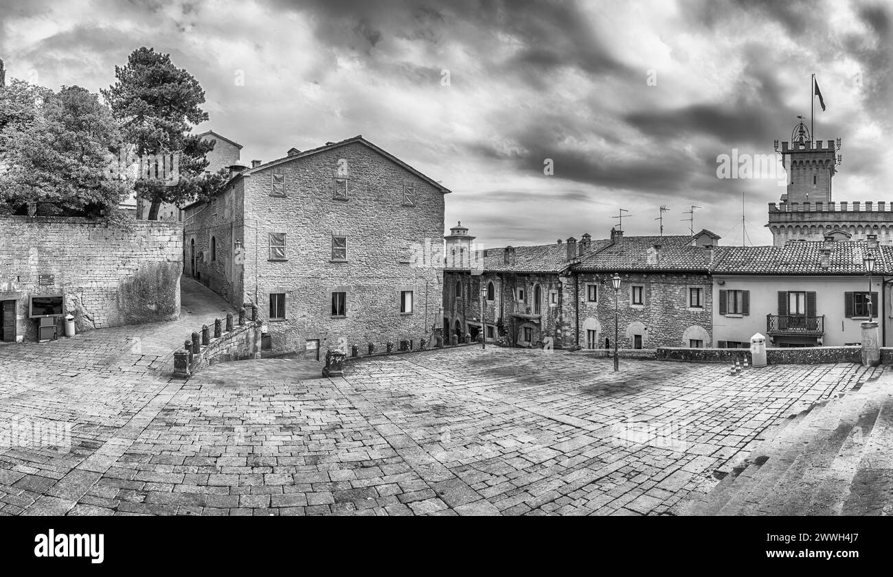 La place pittoresque de la cathédrale, lieu de l'église principale de la ville de Saint-Marin Banque D'Images