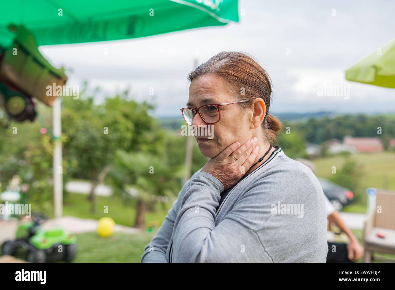 Un portrait d'une vieille femme avec du verre lors d'une fête en plein air en été Banque D'Images