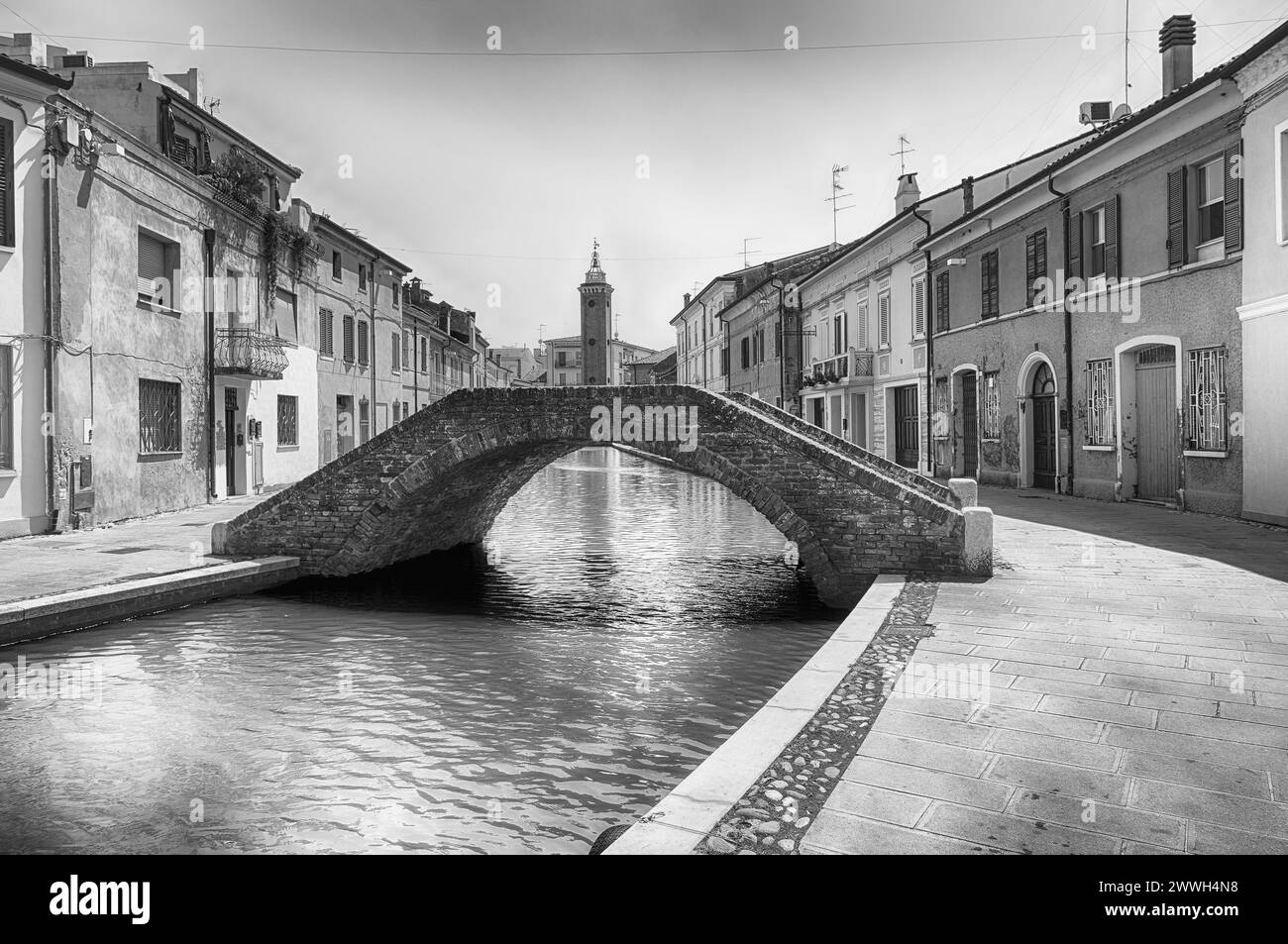 Marcher dans le centre de Comacchio, ville pittoresque avec des canaux et des ponts dans la province de Ferrare, Italie Banque D'Images