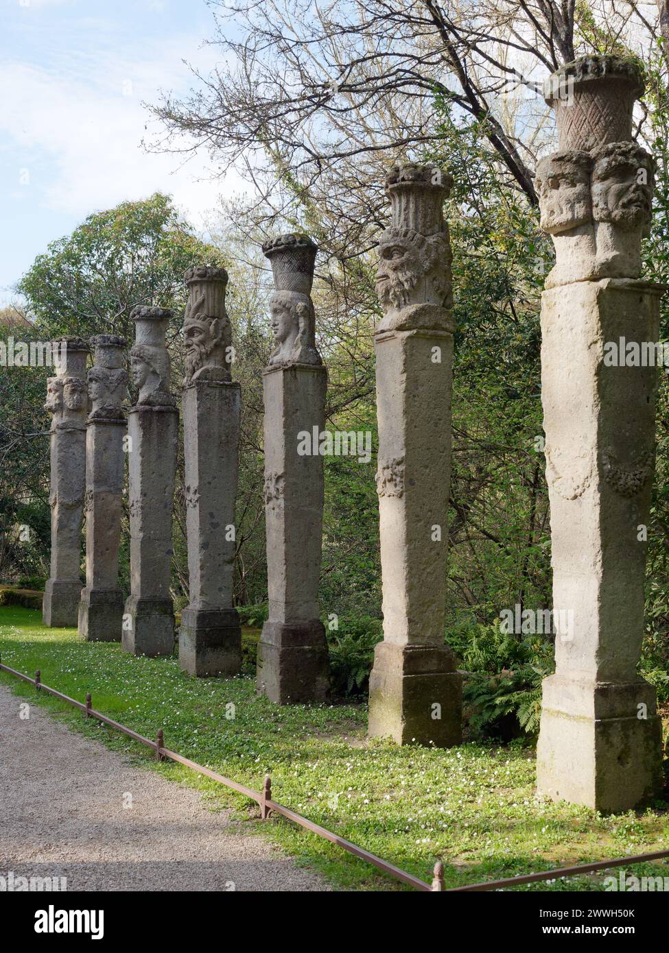 Le Sacro Bosco ('Sacred Grove') alias Parco dei Mostri (Parc des monstres) à Bomarzo, province de Viterbe, Latium, Italie. 23 mars 2024 Banque D'Images