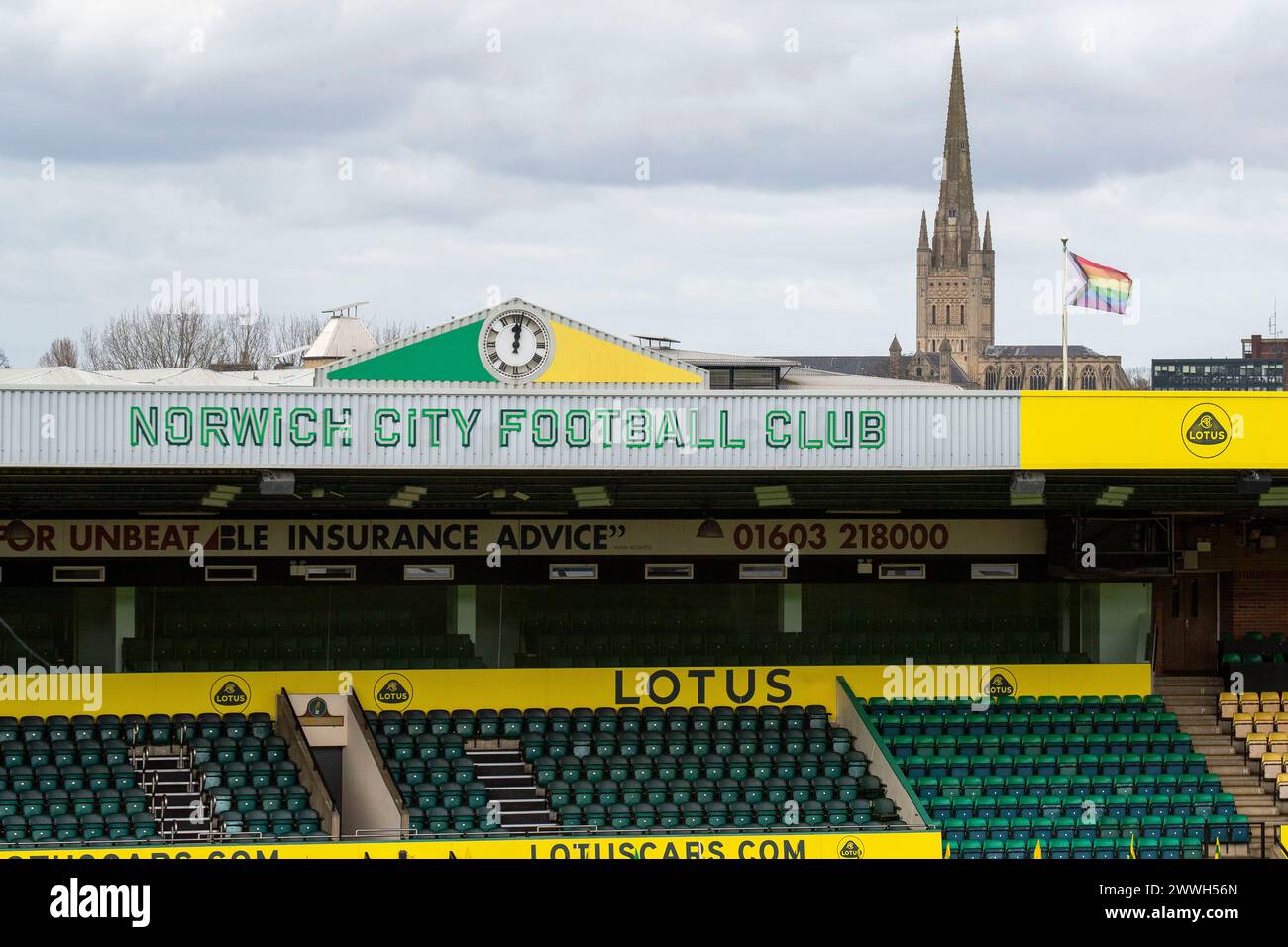 Norwich le dimanche 24 mars 2024. Une vue générale du logo du Norwich City FC avec la cathédrale de Norwich la FA Women's National League Division One match entre les Norwich City Women et les Queens Park Rangers à Carrow Road, Norwich le dimanche 24 mars 2024. (Photo : David Watts | mi News) crédit : MI News & Sport /Alamy Live News Banque D'Images