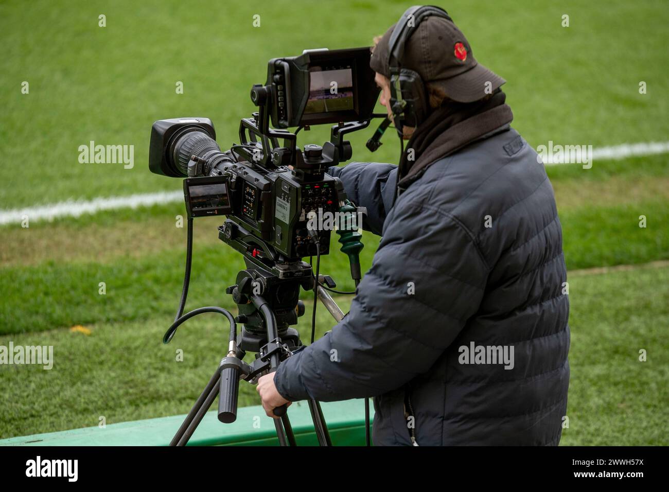 Norwich le dimanche 24 mars 2024. Un cameraman est vu avant le match de la FA Women's National League Division One entre Norwich City Women et Queens Park Rangers à Carrow Road, Norwich le dimanche 24 mars 2024. (Photo : David Watts | mi News) crédit : MI News & Sport /Alamy Live News Banque D'Images