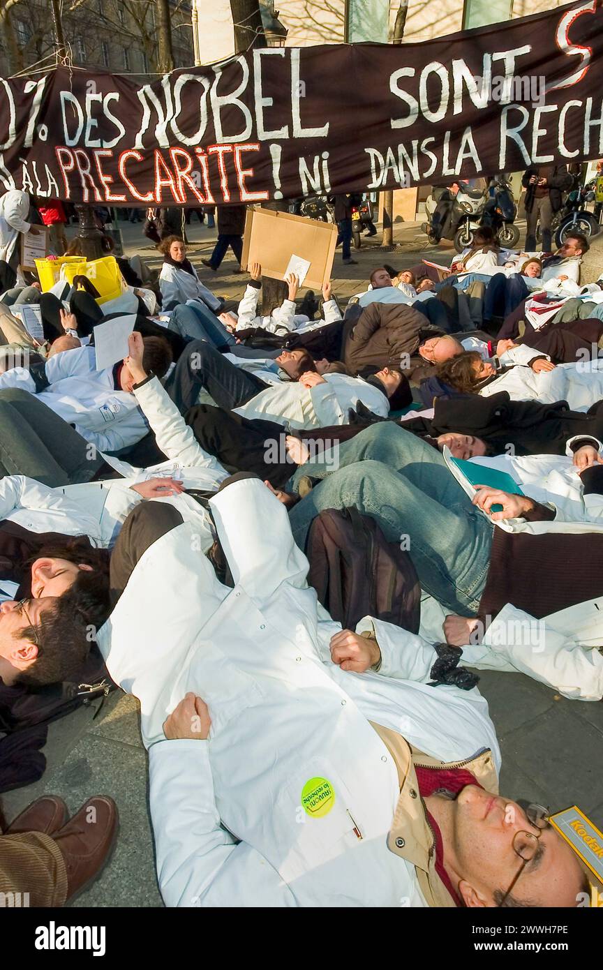 Paris, FRANCE - Grande foule de personnes, couchées sur le sol, manifestation de scientifiques contre la répression gouvernementale des financements publics, étudiants universitaires, place de la Sorbonne. Banque D'Images