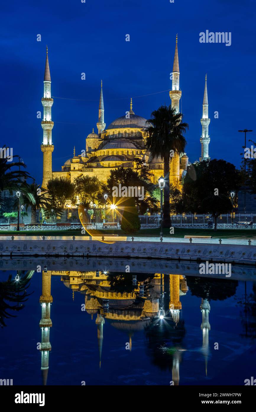 Mosquée bleue reflétée sur l'extérieure, Istanbul, Turquie Banque D'Images