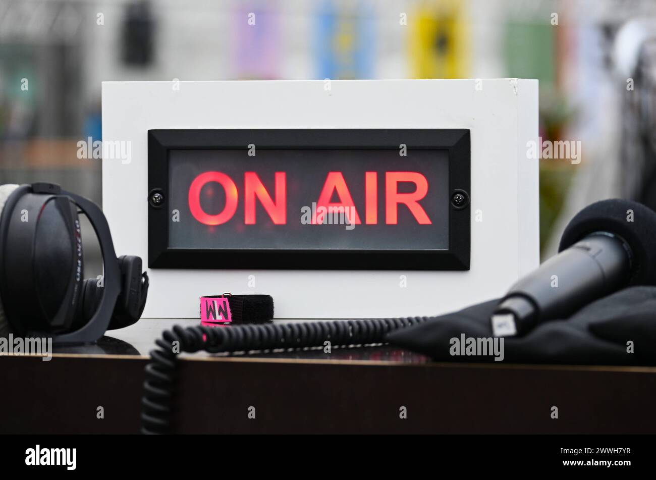 Leipziger Buchmesse 2024, Messe à Leipzig. Foto : on air - Schild BEI Detektor fm, das Podcast-Radio. Es handelt sich dabei um einen deutschsprachigen Internet-Hörfunksender und ein Podcastlabel mit Sitz à Leipzig *** salon du livre de Leipzig 2024, salon professionnel à Leipzig photo sur panneau aérien à detektor fm, la radio podcast C'est une station de radio Internet de langue allemande et label podcast basé à Leipzig Banque D'Images