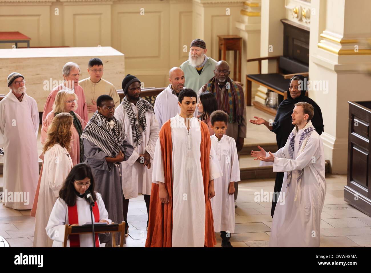 Londres, Royaume-Uni, 24 mars 2024. Eucharistie du dimanche des Rameaux de St Martin-in-the-Fields, avec une procession depuis Trafalgar Square, suivie d'une comédie musicale émouvante passion. Jésus est interprété par Djavan van de Fliert, qui joue actuellement le rôle d’Enjoras dans la production West End des Misérables. Les disciples sont joués par des acteurs de la communauté SMITF, y compris des réfugiés et ceux qui ont une expérience vécue de l'itinérance. Crédit : Monica Wells/Alamy Live News Banque D'Images