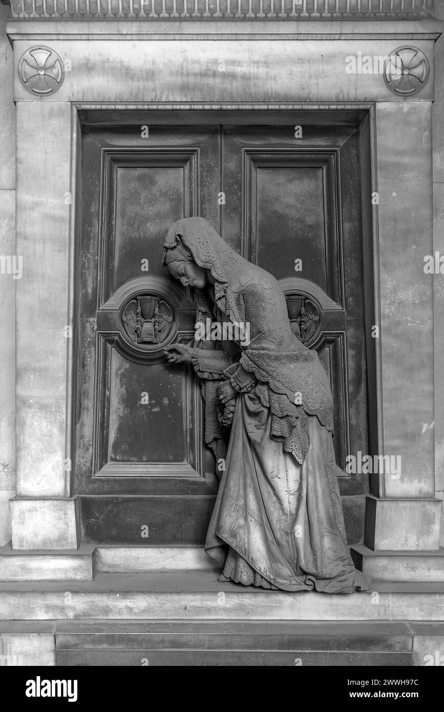 Sculpture d'une vieille femme à une porte avec un sablier, cimetière monumental, Cimitero monumentale di Staglieno), Gênes, Italie Banque D'Images