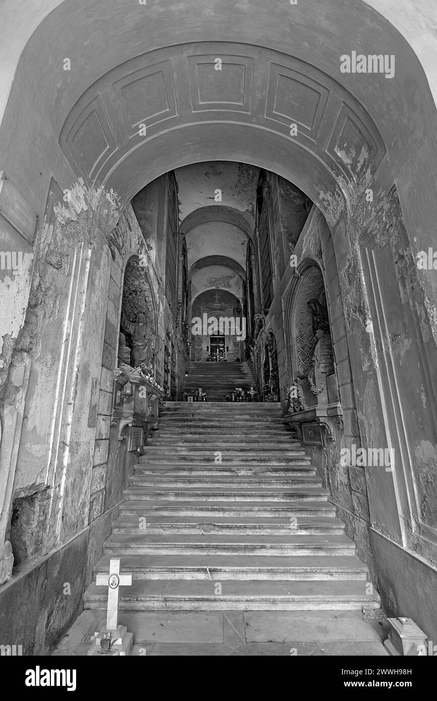 Escalier menant au niveau funéraire supérieur, cimetière monumental, Cimitero monumentale di Staglieno), Gênes, Italie Banque D'Images