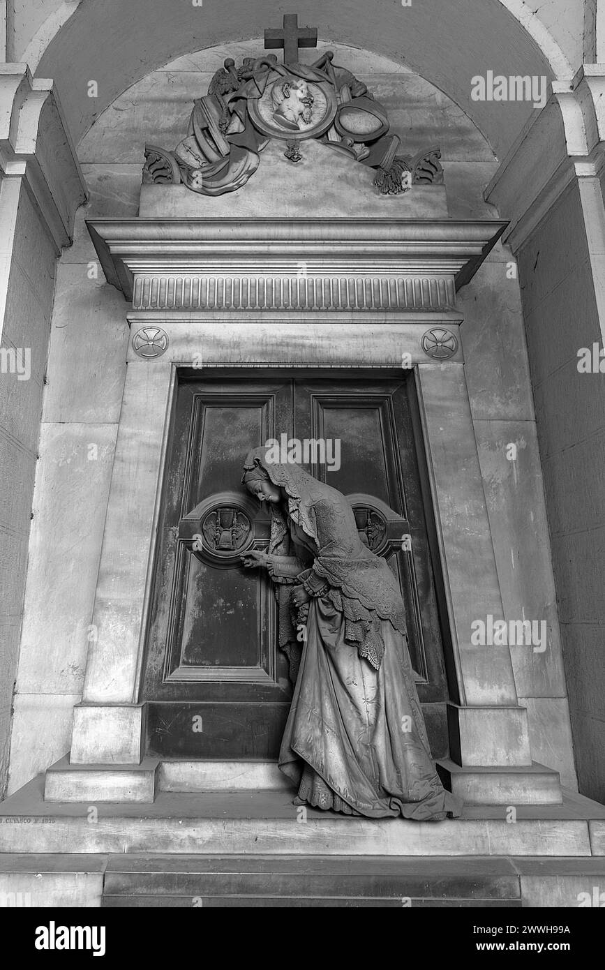Sculpture d'une vieille femme à une porte avec un sablier, cimetière monumental, Cimitero monumentale di Staglieno), Gênes, Italie Banque D'Images