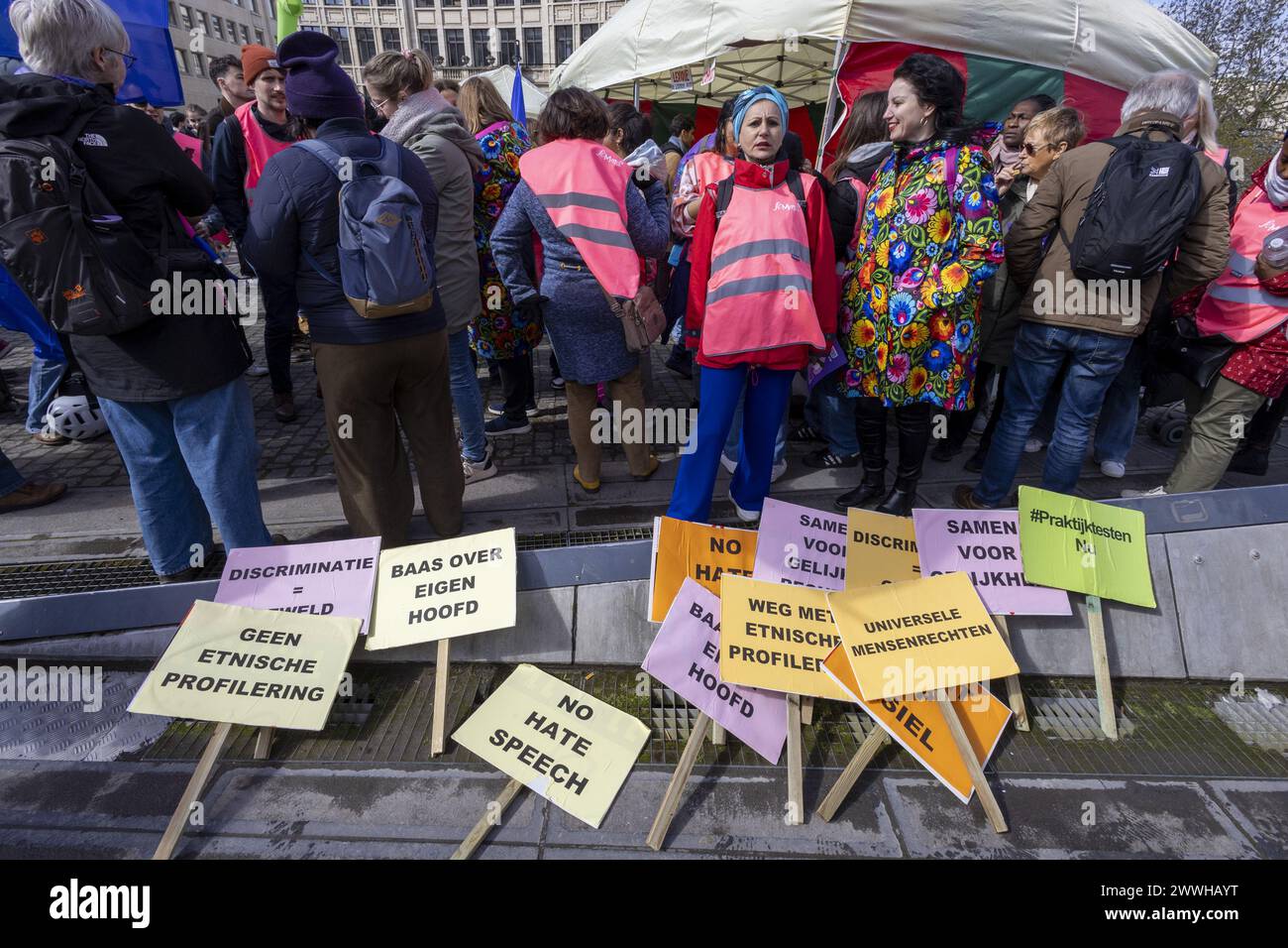 Bruxelles, Belgique. 24 mars 2024. Slogans anti-racisme photographiés lors d'une manifestation "Unis contre le racisme", à Bruxelles, le dimanche 24 mars 2024. BELGA PHOTO NICOLAS MAETERLINCK crédit : Belga News Agency/Alamy Live News Banque D'Images