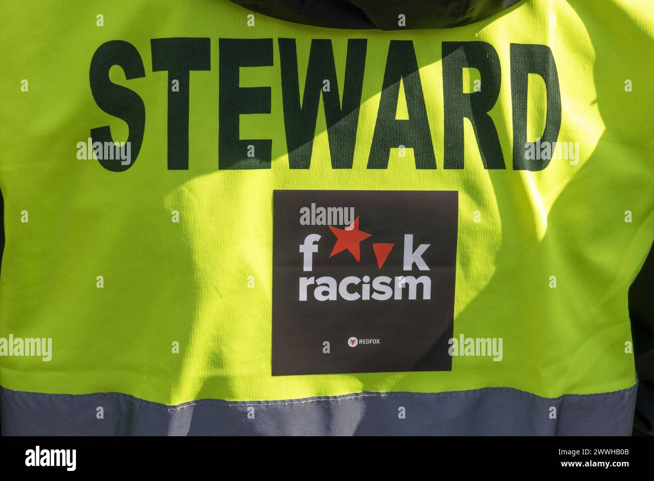 Bruxelles, Belgique. 24 mars 2024. Un intendant avec un slogan anti-racisme photographié lors d'une manifestation "Unis contre le racisme", à Bruxelles, le dimanche 24 mars 2024. BELGA PHOTO NICOLAS MAETERLINCK crédit : Belga News Agency/Alamy Live News Banque D'Images